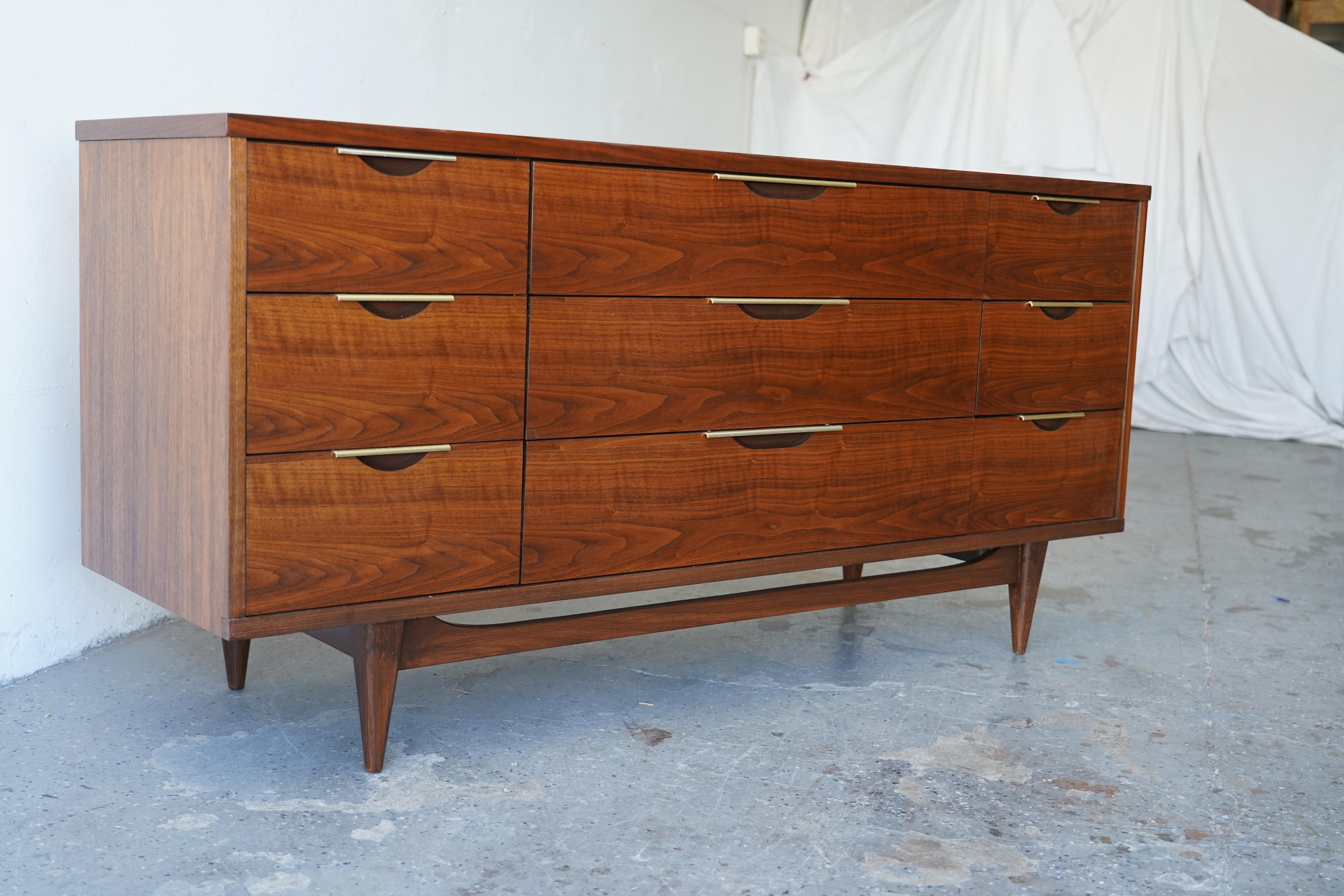 Nordamericano Tableau di Kent Coffey restaurato e moderno di metà secolo  Cassettiera Credenza in vendita