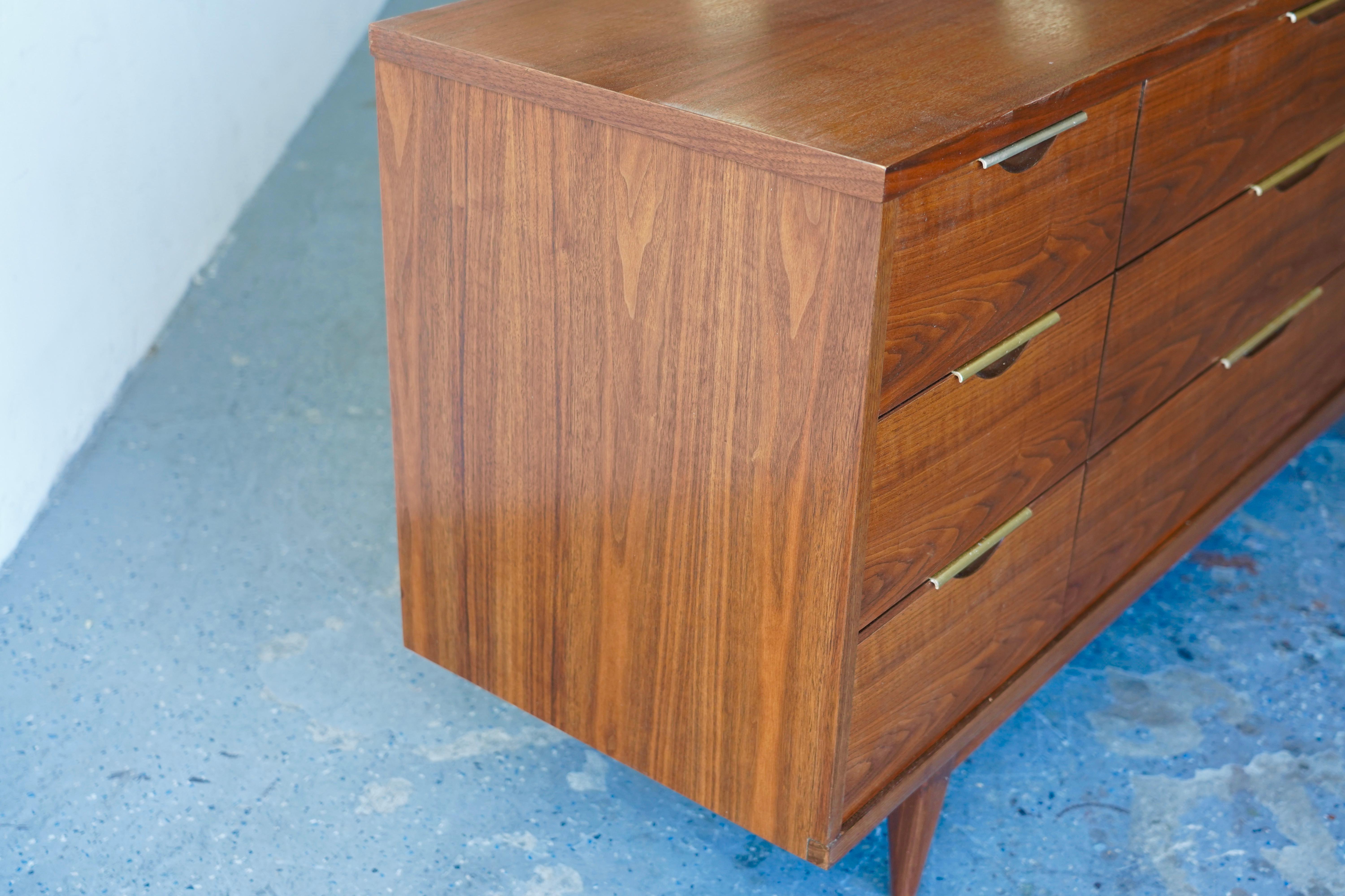 Metà XX secolo Tableau di Kent Coffey restaurato e moderno di metà secolo  Cassettiera Credenza in vendita