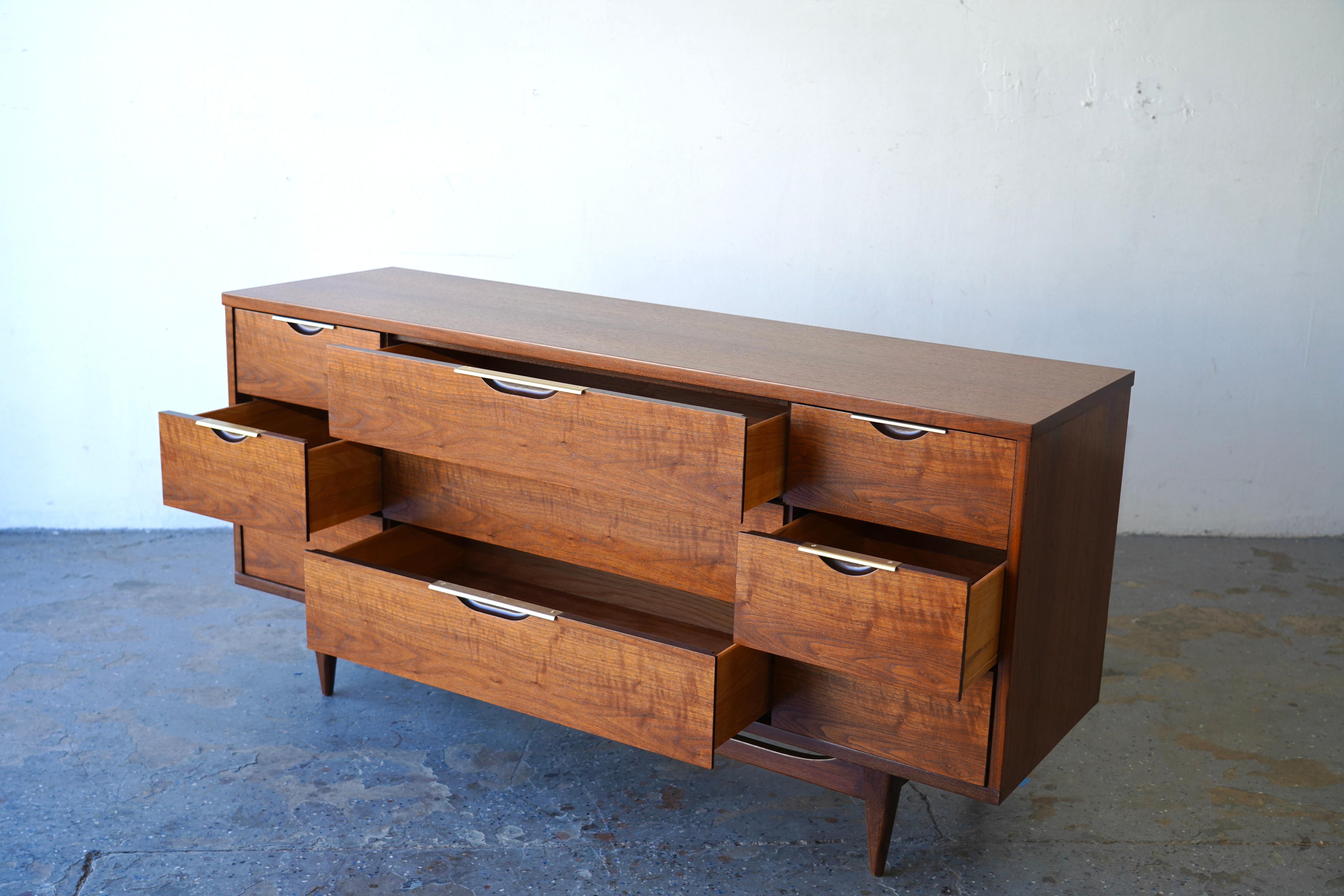 Tableau di Kent Coffey restaurato e moderno di metà secolo  Cassettiera Credenza in vendita 1