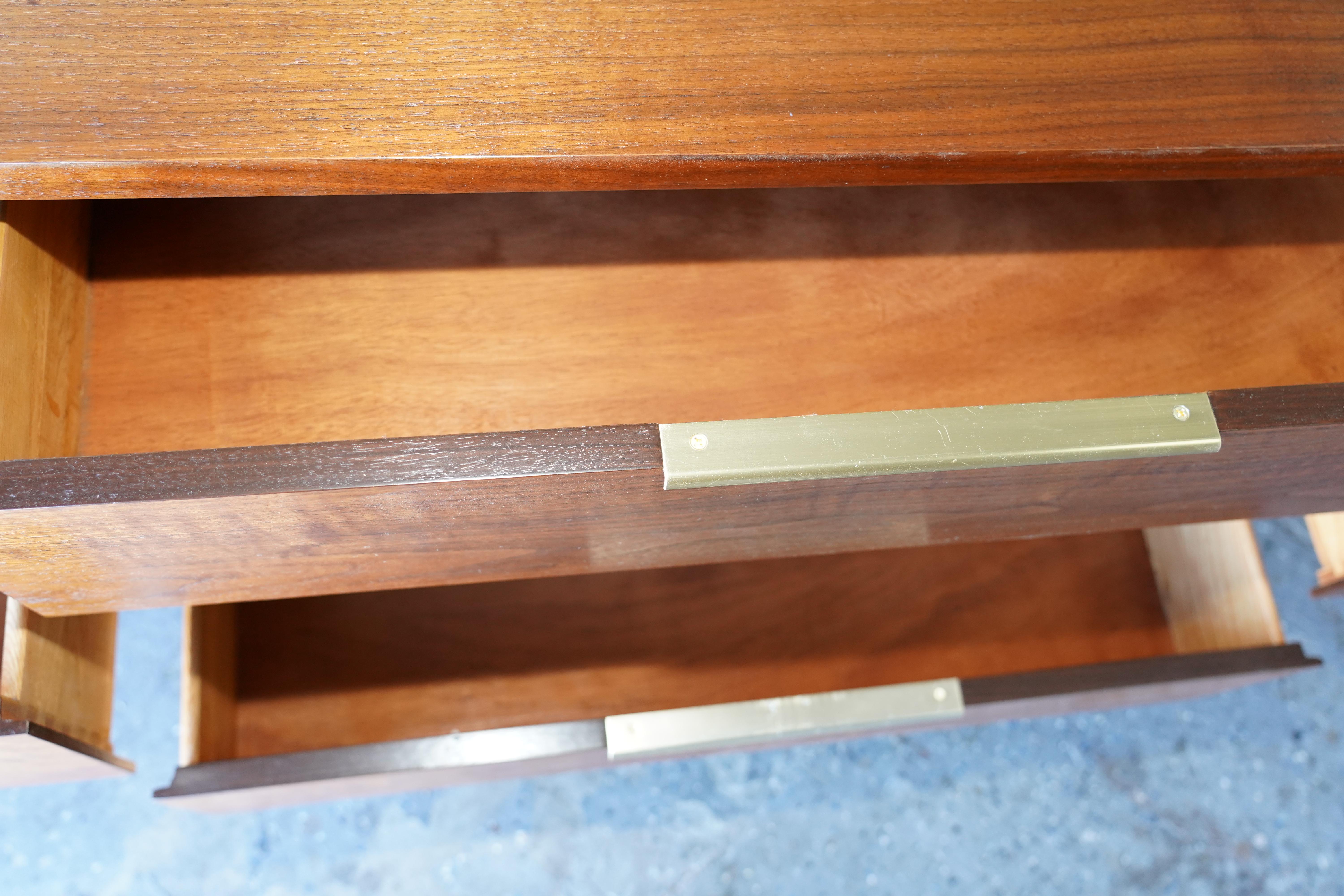 Tableau di Kent Coffey restaurato e moderno di metà secolo  Cassettiera Credenza in vendita 2