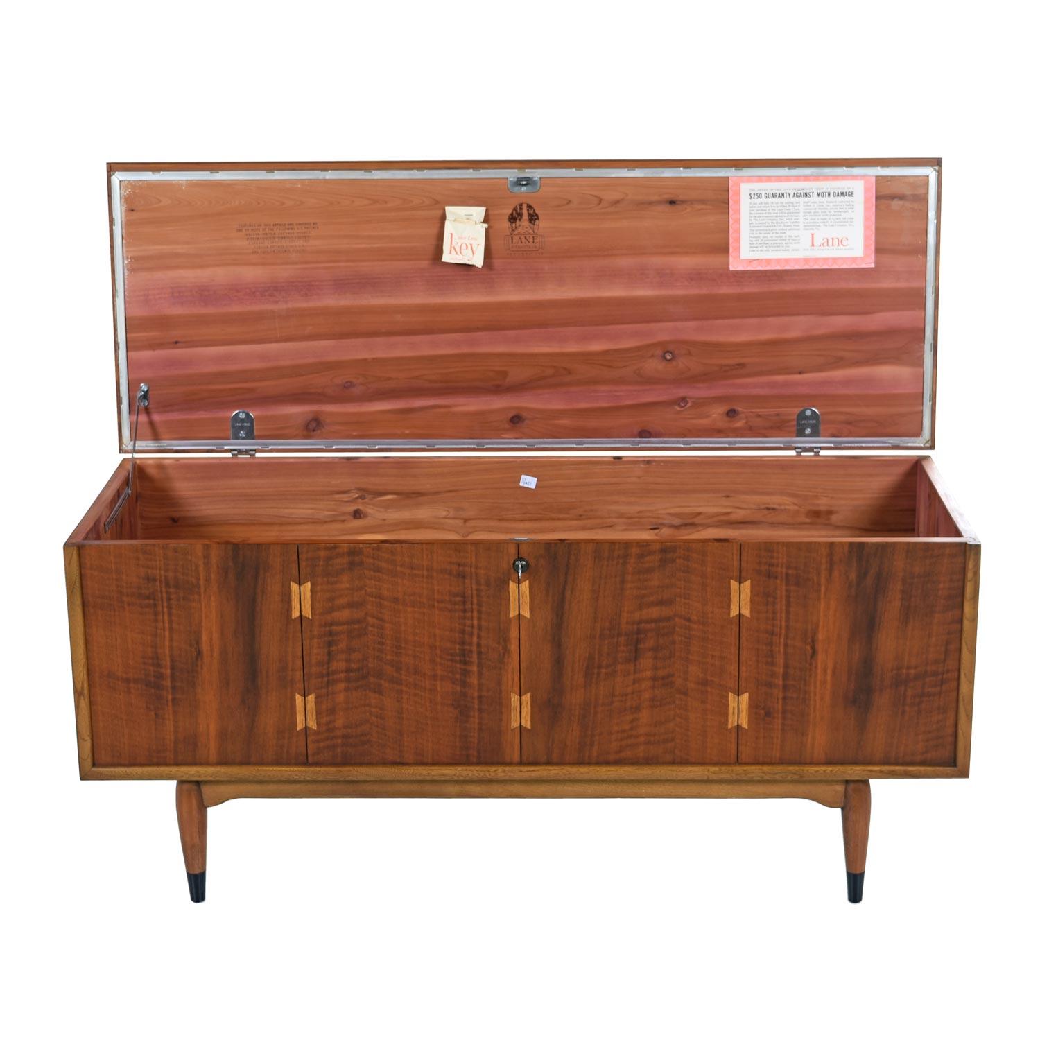 Refinished Mid-Century Modern Lane Acclaim cedar chest. This is a rare model of the Lane cedar chests. The Acclaim chests seldom come to market. Originally intended for storing garments and blankets. This piece can also double as a bench or coffee