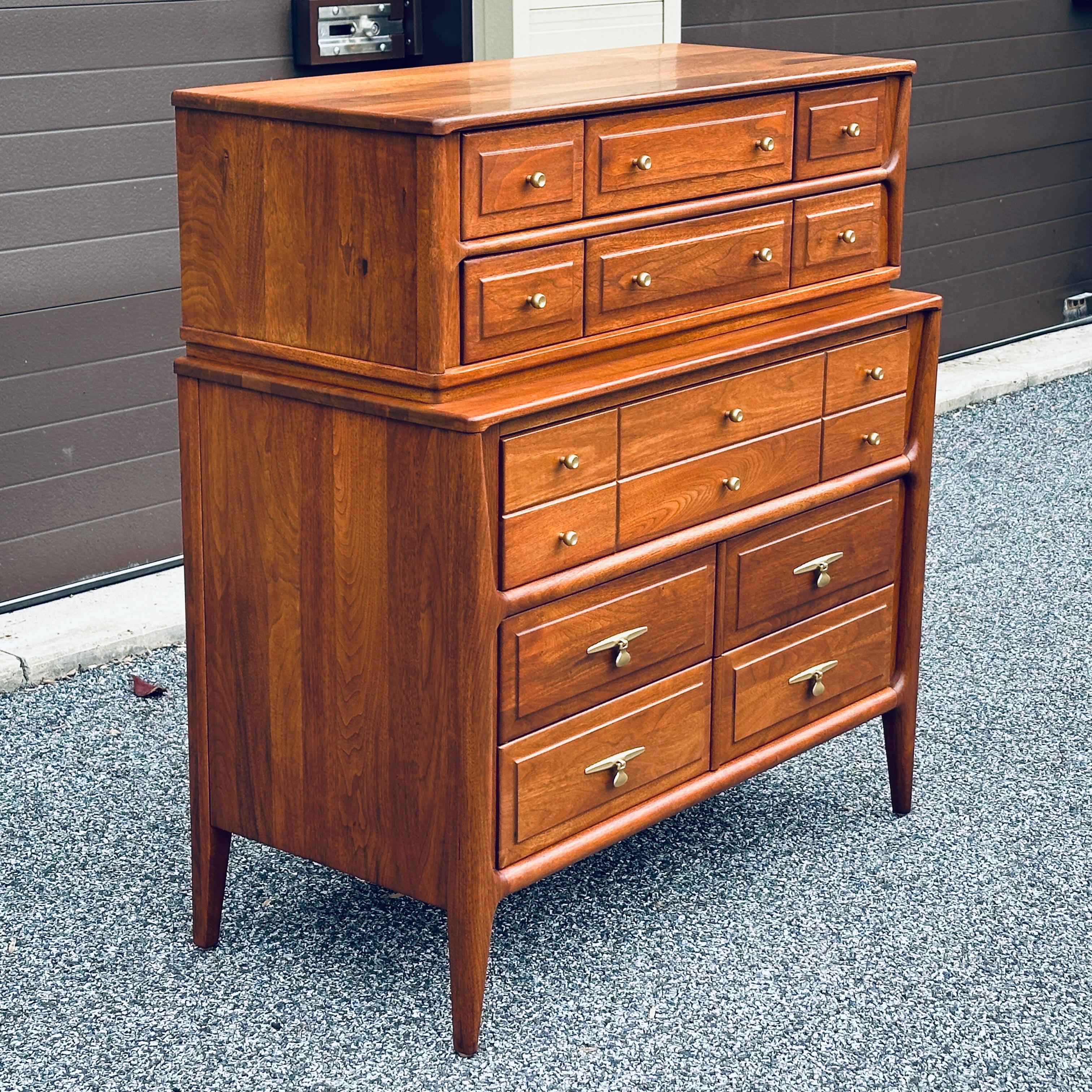Restaurierte Mid-Century Modern Link Taylor Highboy-Kommode aus massivem Nussbaumholz (Moderne der Mitte des Jahrhunderts) im Angebot