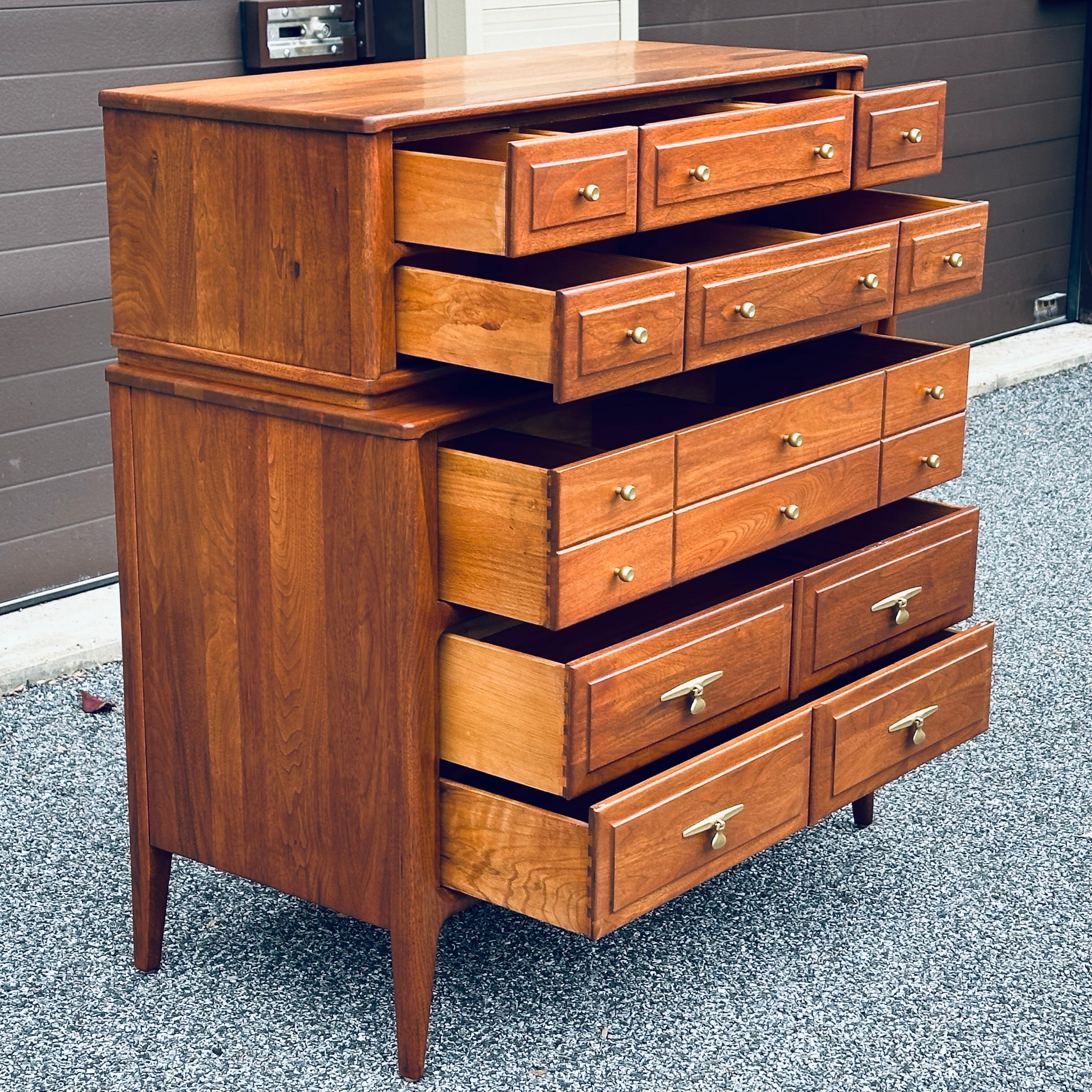 Restaurierte Mid-Century Modern Link Taylor Highboy-Kommode aus massivem Nussbaumholz (amerikanisch) im Angebot