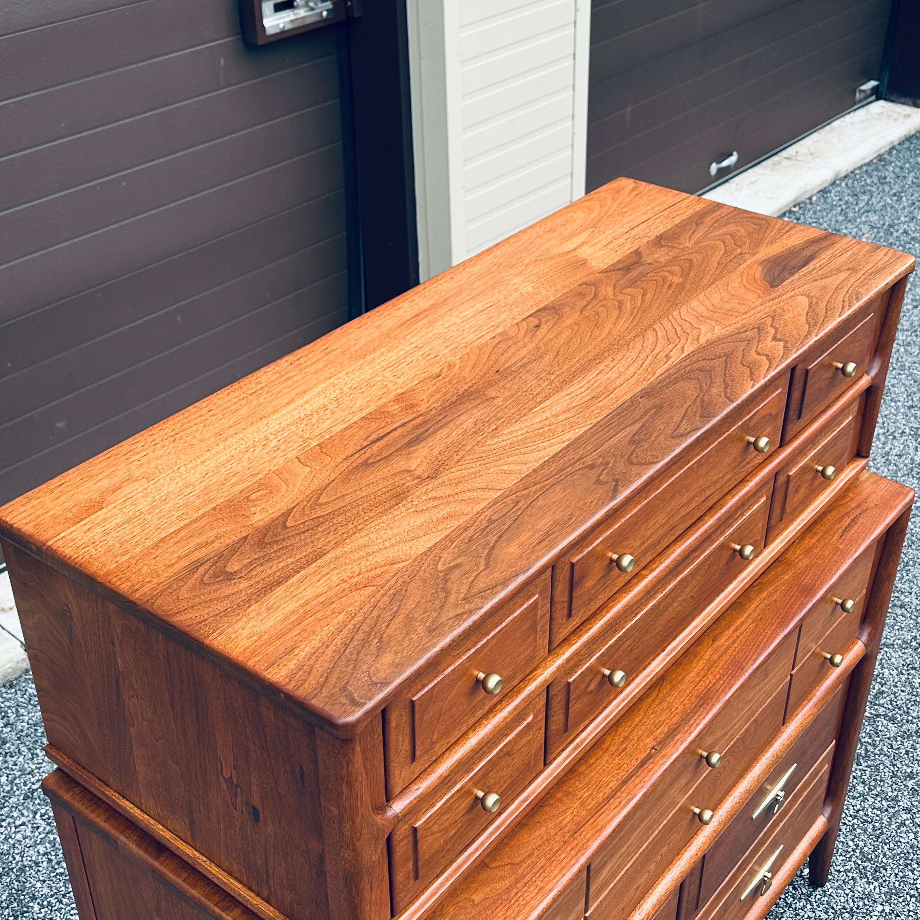 Restaurierte Mid-Century Modern Link Taylor Highboy-Kommode aus massivem Nussbaumholz (20. Jahrhundert) im Angebot
