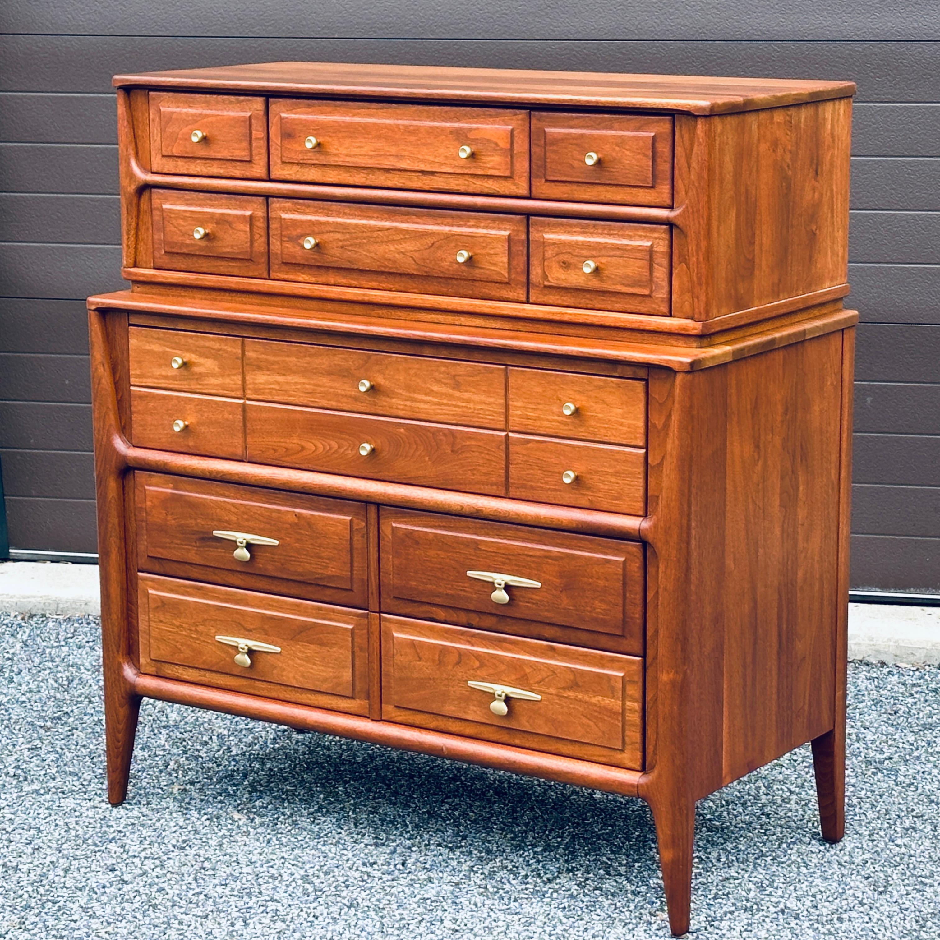 Restaurierte Mid-Century Modern Link Taylor Highboy-Kommode aus massivem Nussbaumholz (Walnuss) im Angebot