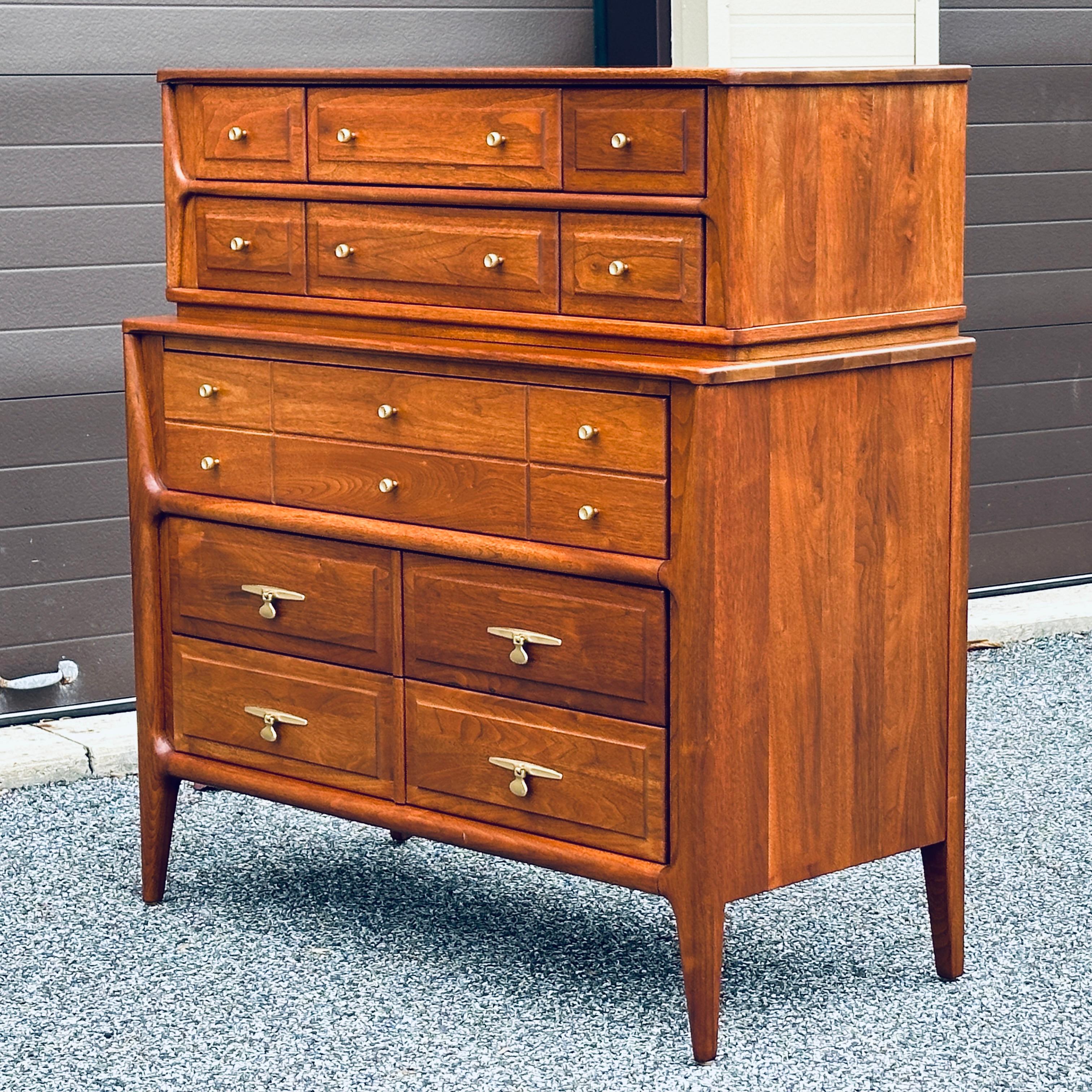Restaurierte Mid-Century Modern Link Taylor Highboy-Kommode aus massivem Nussbaumholz im Angebot 2