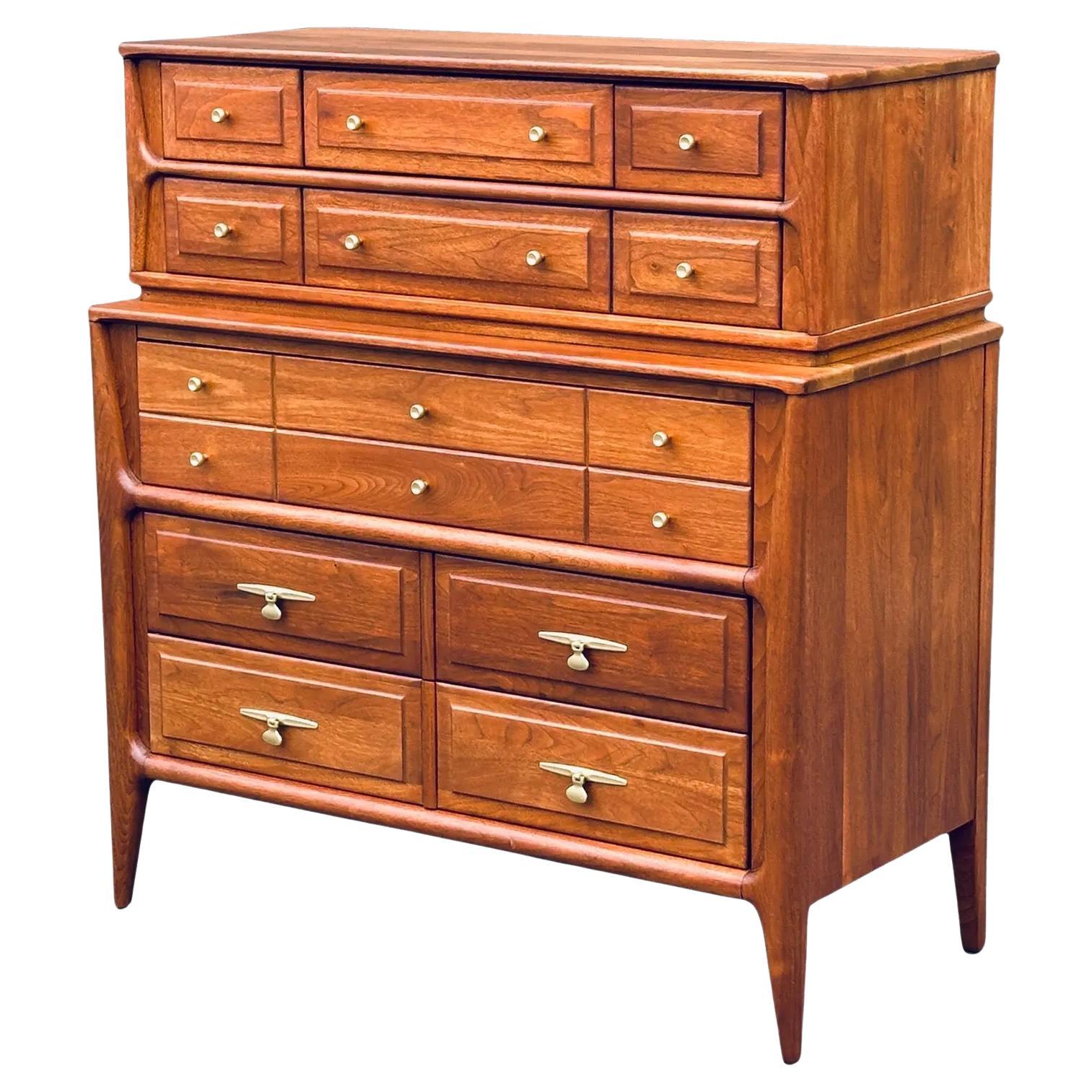 Comò Highboy in noce massiccio A. Taylor, restaurato, risalente alla metà del secolo scorso.
