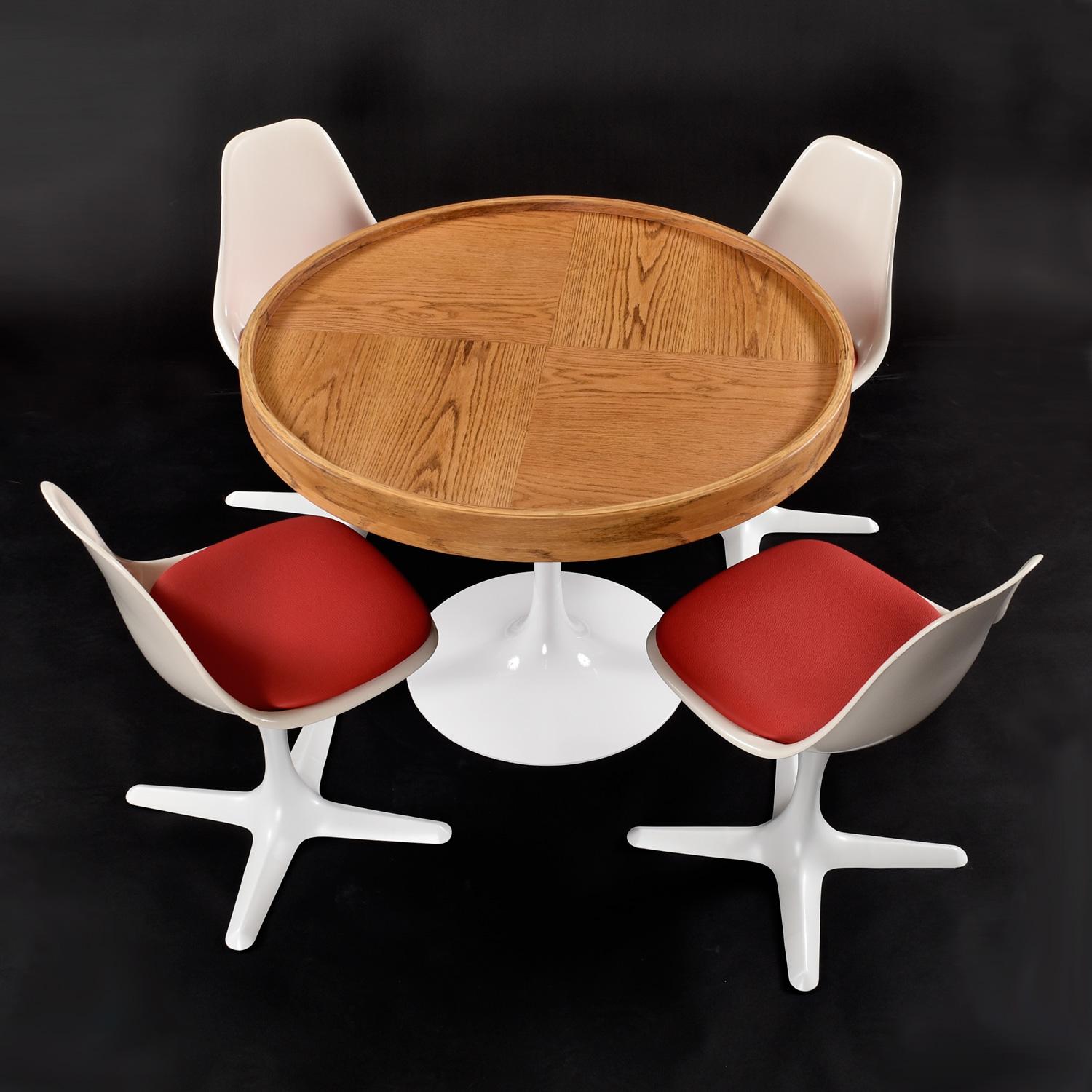 Américain Table Tulipe ronde de salle à manger ou table de jeu, restaurée, de style moderne du milieu du siècle dernier en vente