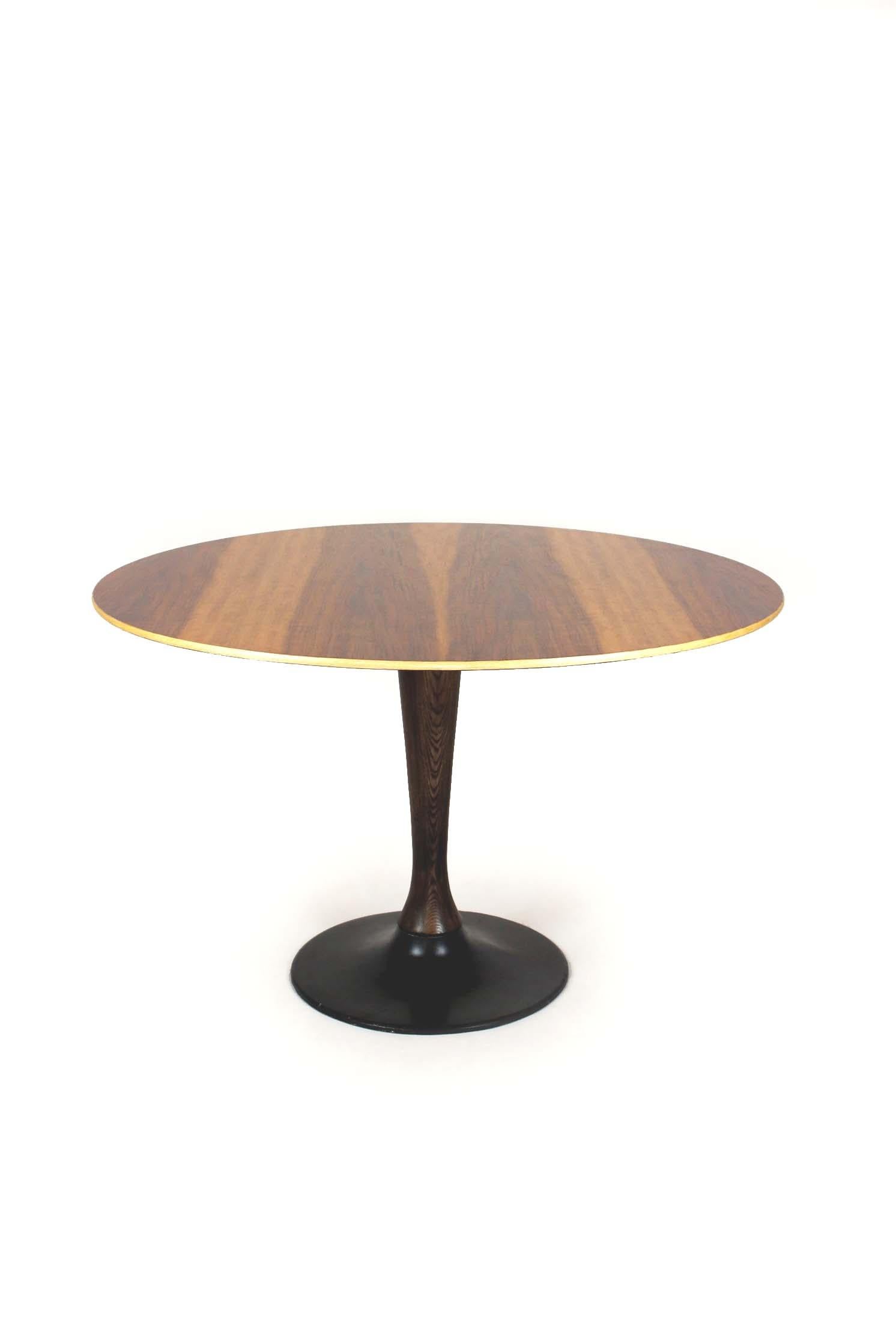 Questo elegante tavolo da pranzo della metà del secolo scorso è stato prodotto da Drevotvar nell'ex Cecoslovacchia negli anni '60-'70. Presenta un piano impiallacciato in noce con una bella venatura, appoggiato su una scultorea colonna in legno
