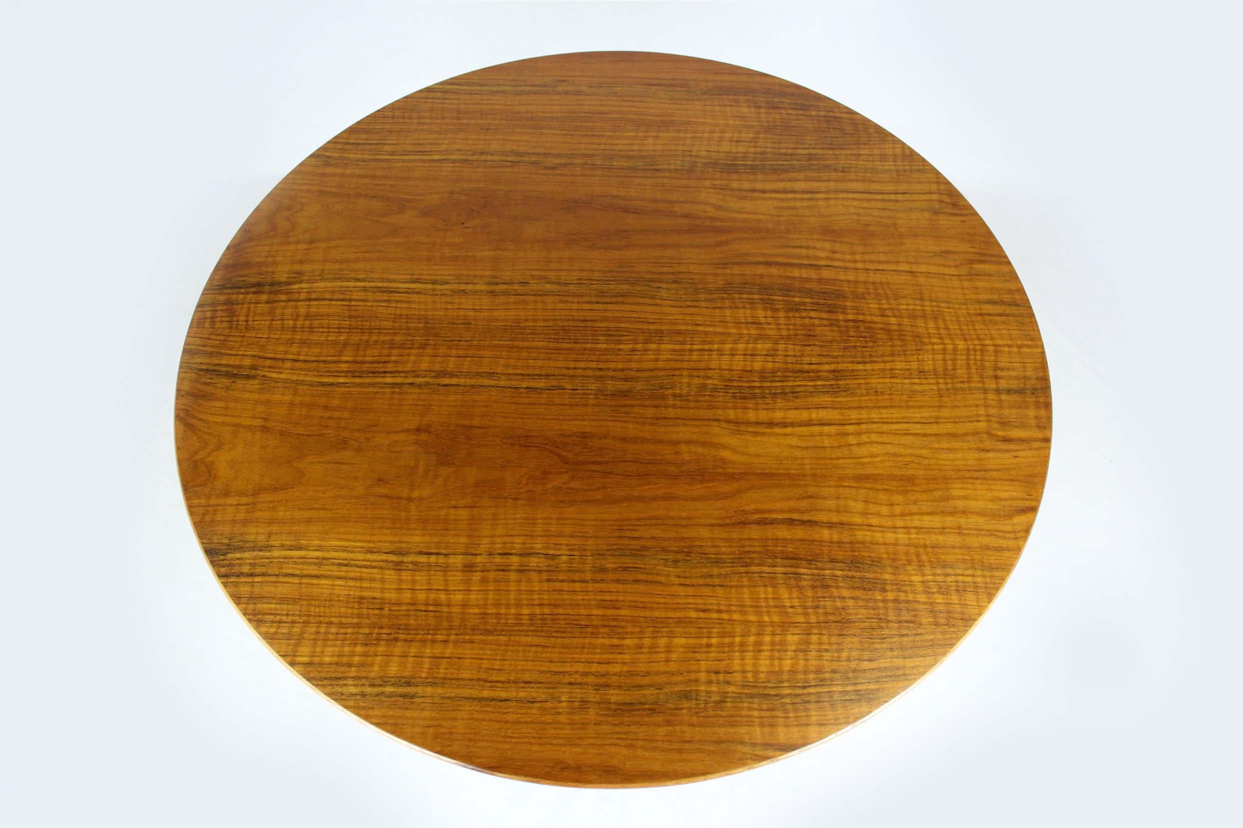 Restored Mid-Century Modern Round Walnut Tulip Dining Table by Drevotvar, 1960s In Good Condition For Sale In Żory, PL