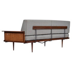 Canapé-lit à accoudoirs en noyer moderne du milieu du siècle restauré