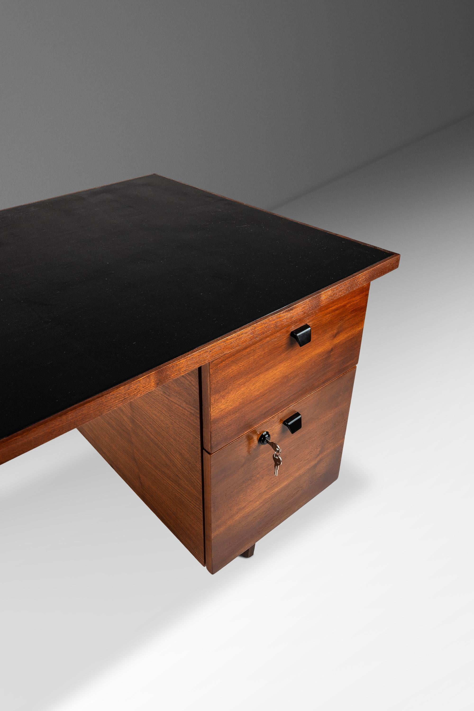 Restored Mid-Century Modern Writers Desk in Walnut with Leather Top, USA, 1960's For Sale 2
