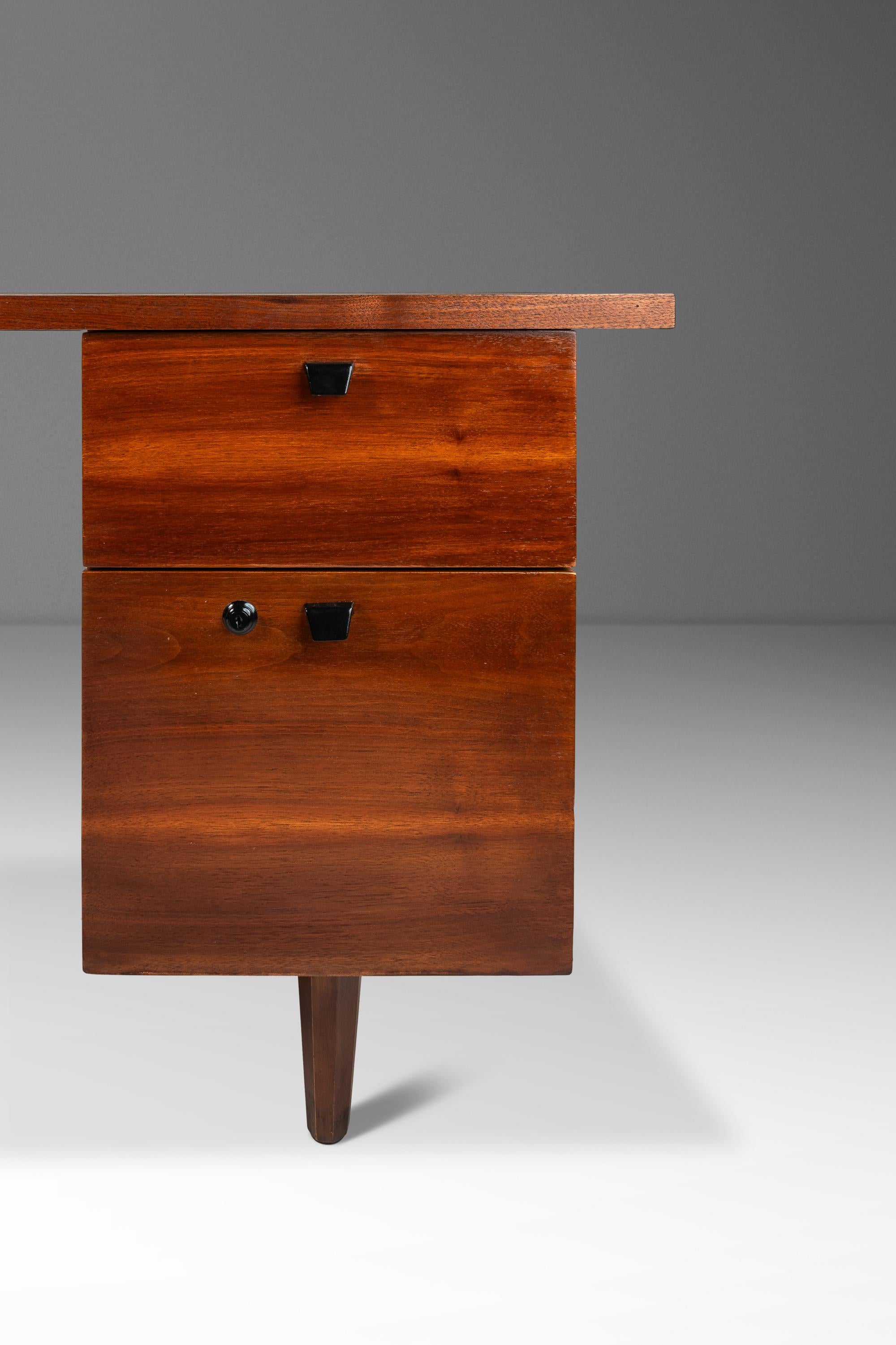 Restored Mid-Century Modern Writers Desk in Walnut with Leather Top, USA, 1960's For Sale 6