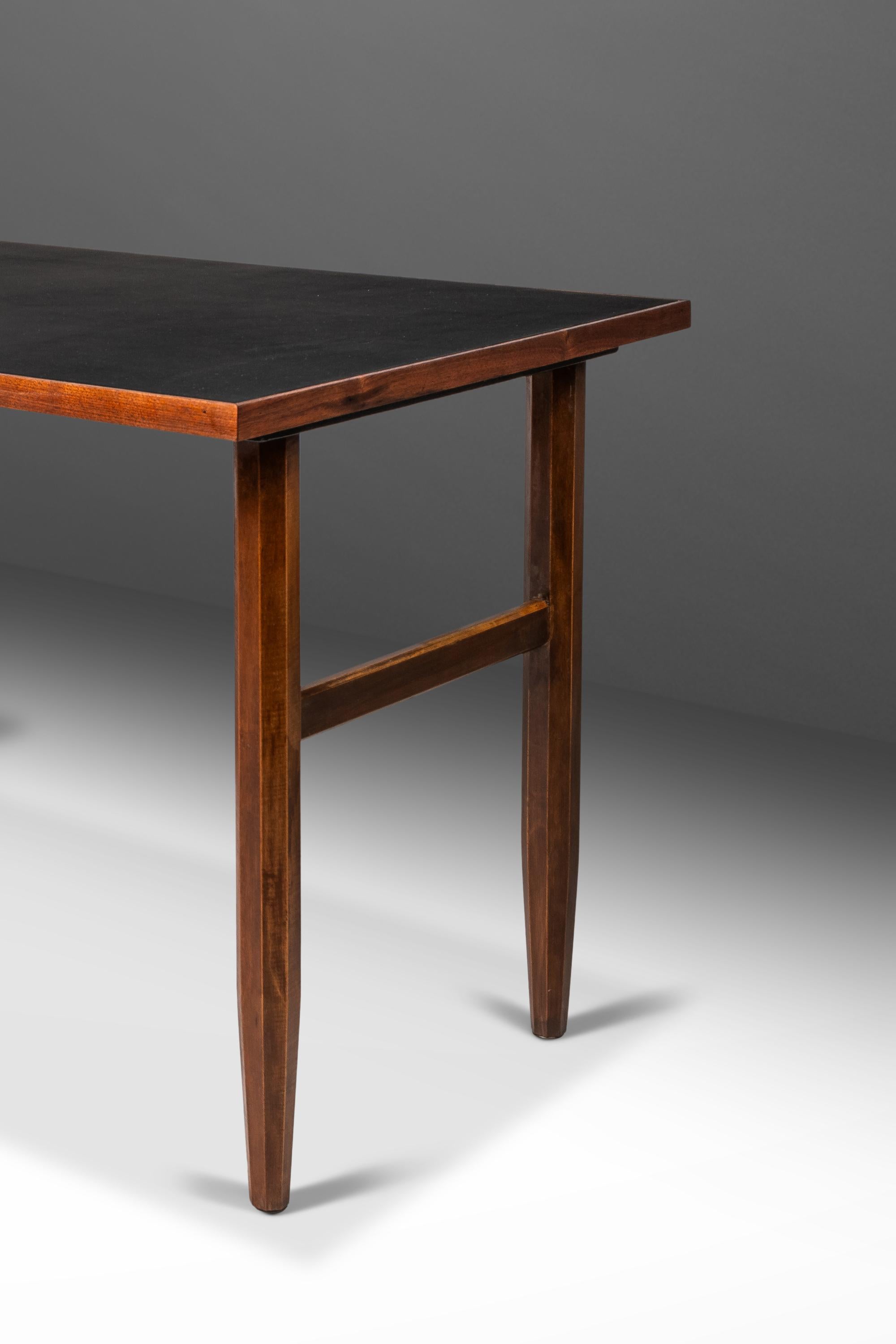 Scrivania moderna di metà secolo restaurata in noce con piano in pelle, USA, anni '60 in vendita 5
