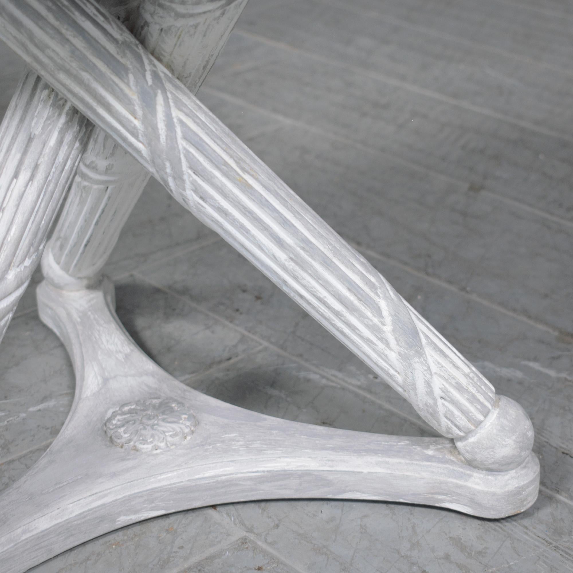 Restaurierter X-Fuß-Hocker mit X-Fuß in Weiß und Grau mit Leinenkissen, Moderne der Mitte des Jahrhunderts im Angebot 2