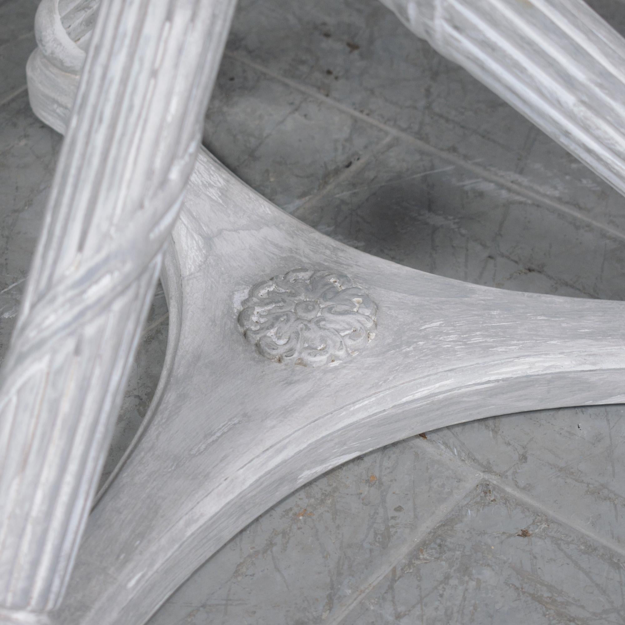 Restaurierter X-Fuß-Hocker mit X-Fuß in Weiß und Grau mit Leinenkissen, Moderne der Mitte des Jahrhunderts im Angebot 3