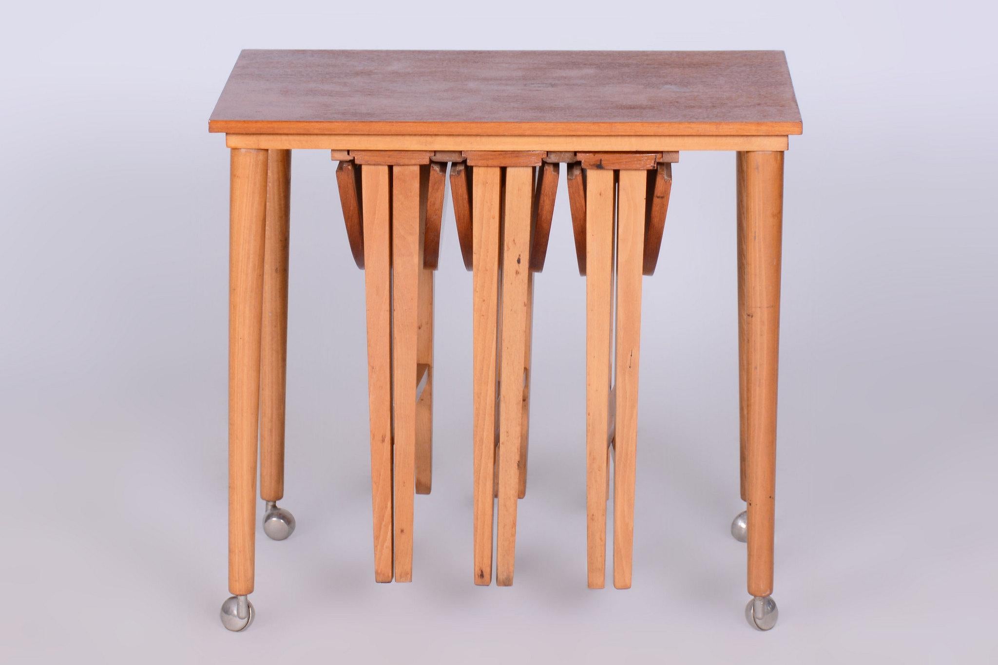 Abmessungen des Tisches:
Höhe: 57 cm (22,4 Zoll)
Breite: 62 cm (24,4 Zoll)
Tiefe: 42 cm (16,5 Zoll)

Abmessungen des Hockers:
Höhe: 48 cm (18,9 Zoll)
Durchmesser 38 cm (15 Zoll)

Diese Mid-Century-Nesttische stammen aus der Mitte des 20.