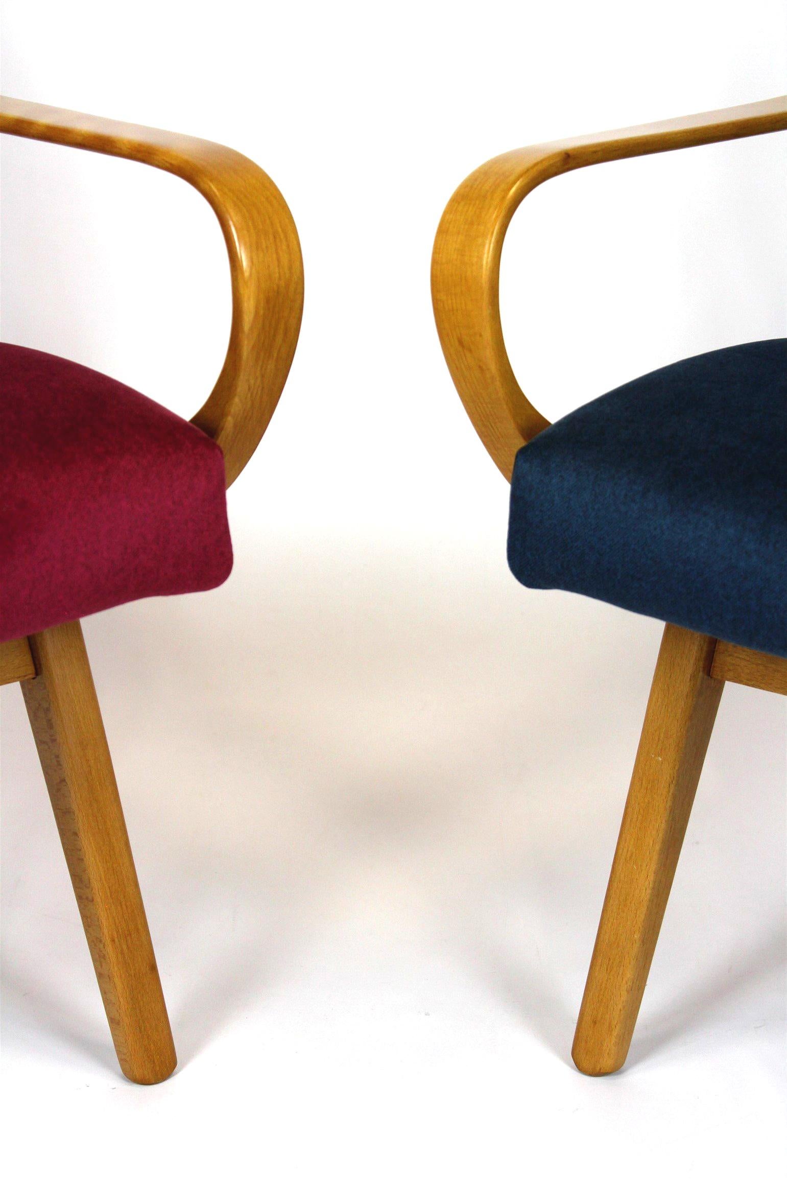Paire de fauteuils en bois de hêtre conçus par Jaroslav Smidek et produits par TON au milieu des années 1960 en République tchèque. Ces fauteuils ont été entièrement restaurés. Le bois a été laqué en finition satinée. Les sièges ont été renouvelés,