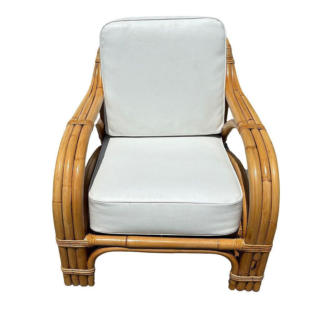 La chaise longue Restored Rattan 3 Strand Transition présente un design élégant du milieu du siècle avec une structure en rotin à trois brins tressée à la main. Méticuleusement restauré, il offre un mélange de design moderne et d'ambiance tropicale.