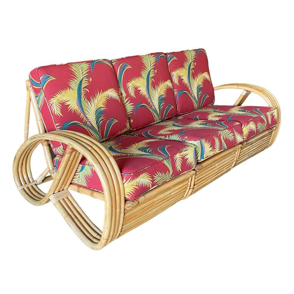 Diese wunderschön restaurierte Paul Frankl Stil drei-Strand 3/4 Brezel Arm 3-Sitz Rattan Sektional Sofa und Liegestuhl Set verfügt über die bekannten 3/4 Reverse Pretzel Armlehne an jedem Ende mit einem dekorativen Bogen entlang der Basis. Das Sofa