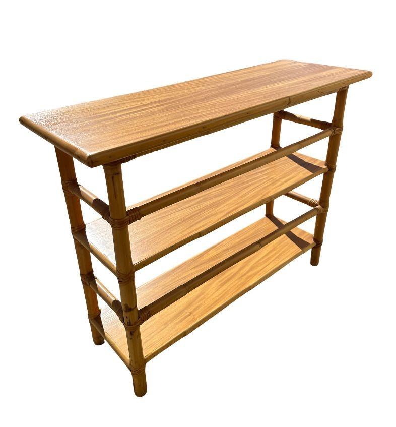 Tavolo consolle con libreria in rattan e mogano restaurato del metà del secolo scorso In condizioni ottime in vendita a Van Nuys, CA