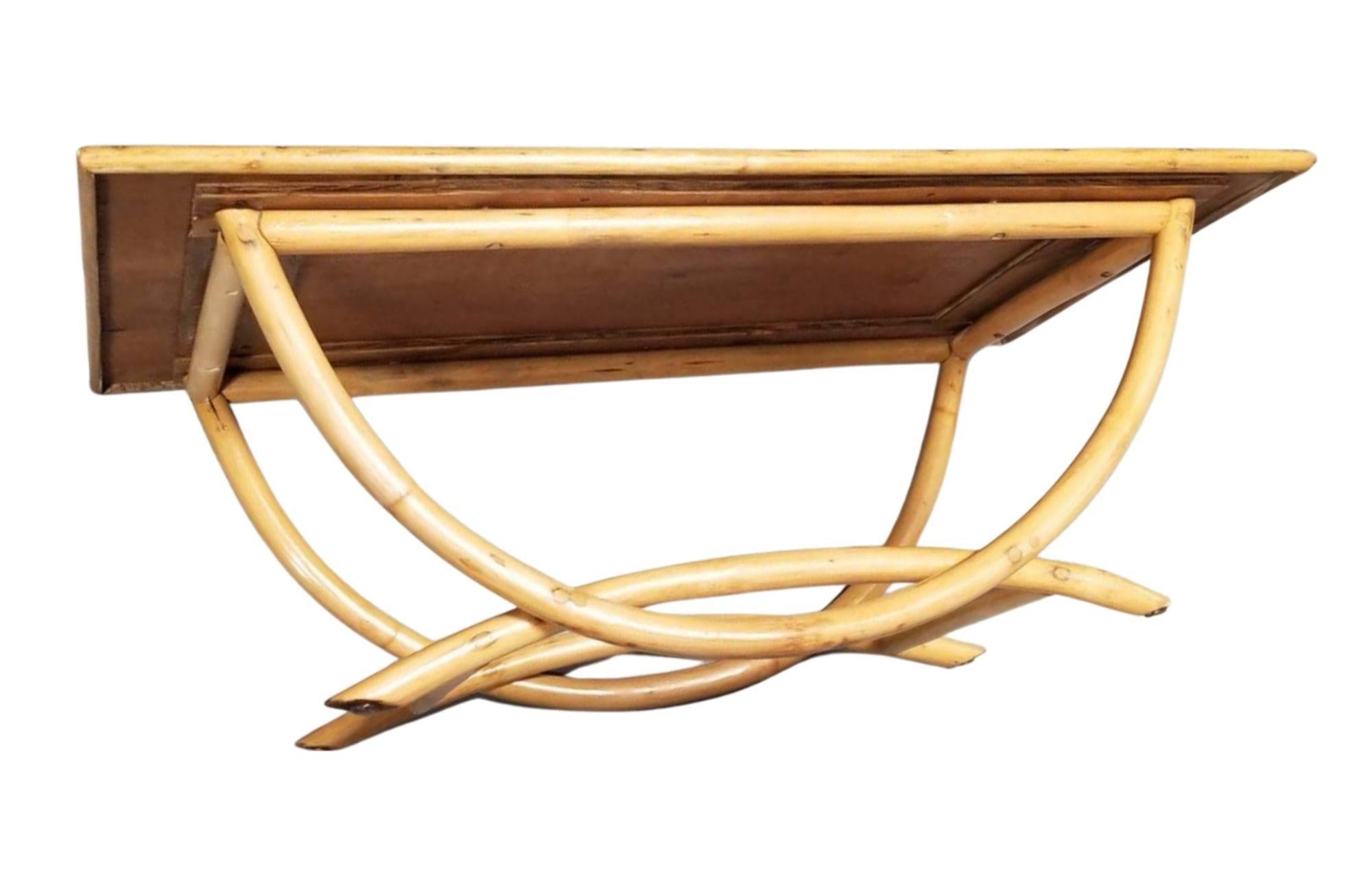 Cette table basse en rotin magnifiquement restaurée est dotée de pieds en rotin arqués à un seul brin inspirés de Frankl et d'un plateau en acajou massif. Cette table a été méticuleusement retouchée pour mettre en valeur la chaleur et la durabilité