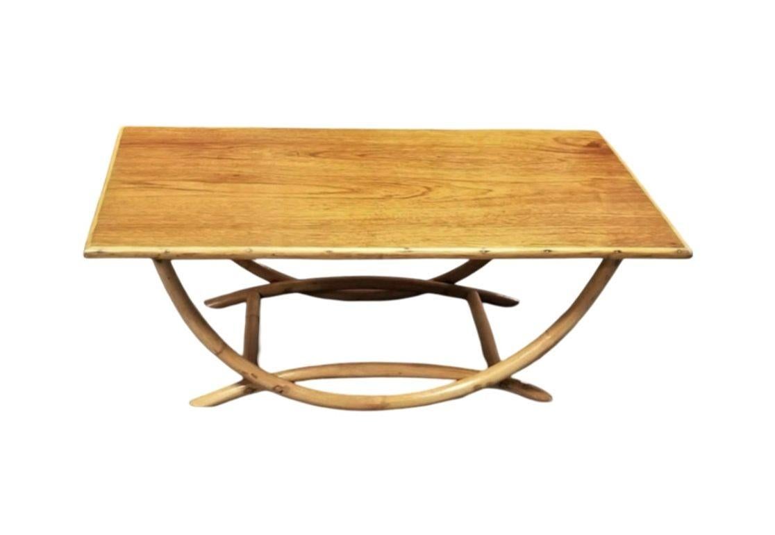 Mid-Century Modern Table basse en rotin du milieu du siècle restaurée avec pieds arqués et plateau en acajou en vente