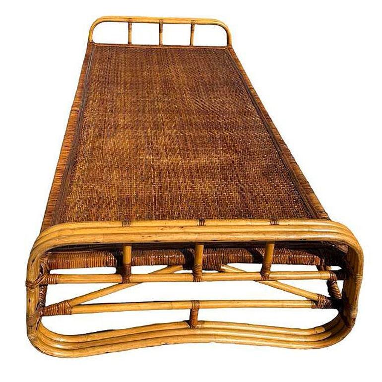 Ce cadre de lit de jour en rotin du milieu du siècle, inspiré de Paul Frankl et magnifiquement restauré, allie harmonieusement design moderne et charme tropical. Il possède une tête et des pieds de lit à trois brins qui servent également