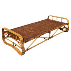Telaio per letto da giorno in rattan restaurato del metà del secolo scorso con piano intrecciato