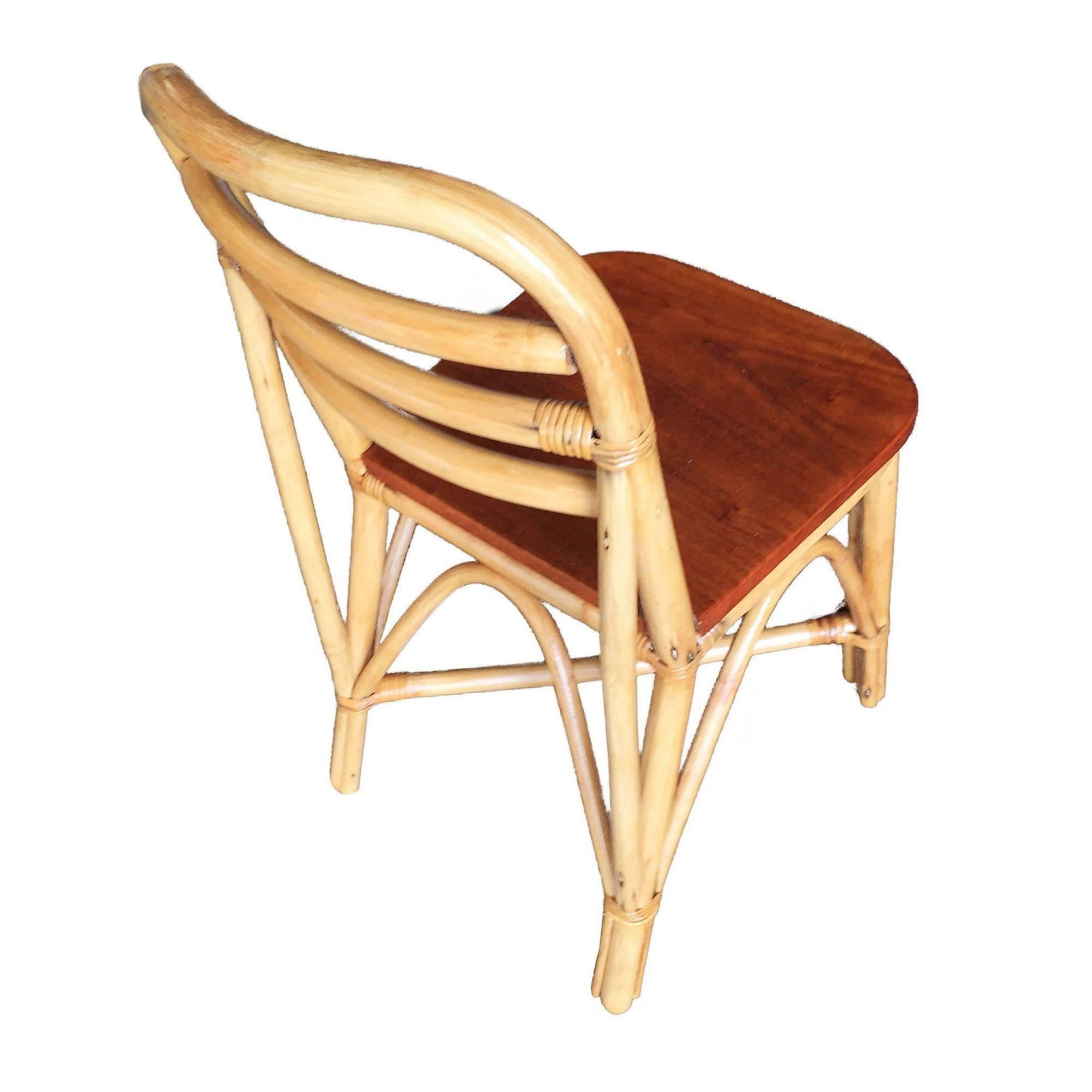 Milieu du XXe siècle Chaise d'appoint de salle à manger en rotin du milieu du siècle restaurée avec assise en acajou, ensemble de six pièces en vente