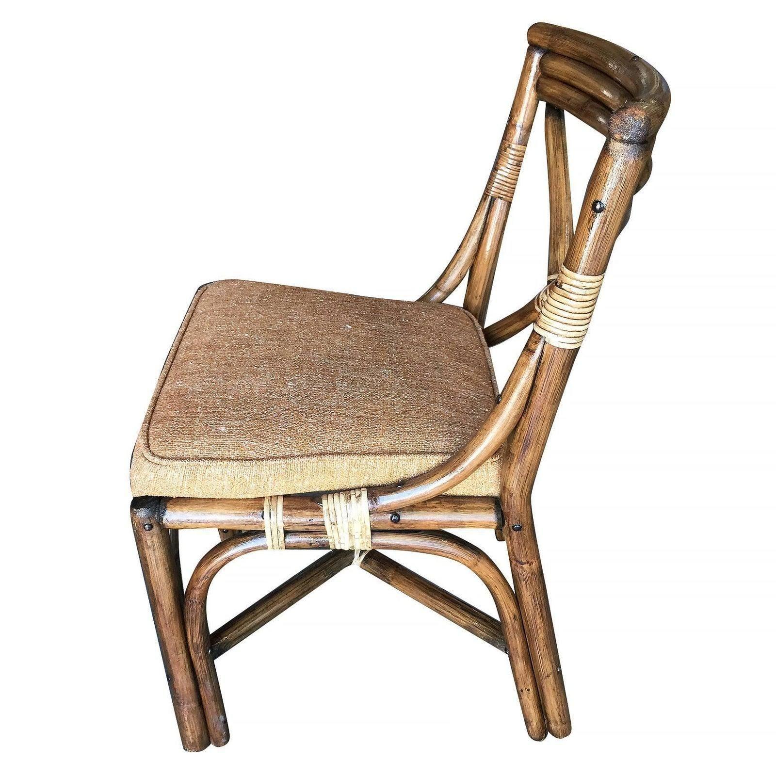 Queste sedie da pranzo in rattan tinto scuro in stile Frankl, splendidamente restaurate, emanano un fascino classico grazie al loro design con schienale a X e alle eleganti sedute grigie. La tinta scura esalta il loro fascino vintage, rendendoli