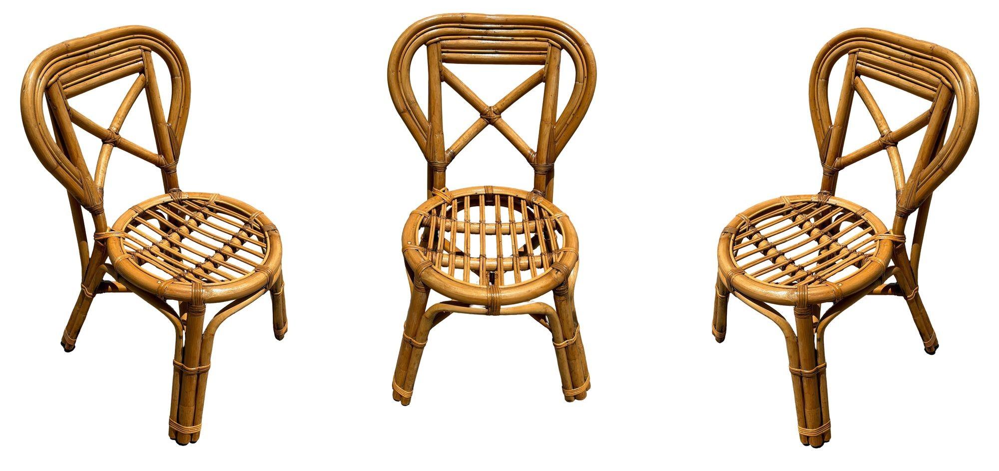 Questo set di 3 sedie da pranzo in rattan di metà secolo, splendidamente restaurato e ispirato a Paul Frankl, presenta un'elegante seduta in rattan a bastoncino e uno schienale Heart. Le sedie hanno una base ad arco e un rivestimento in vimini.