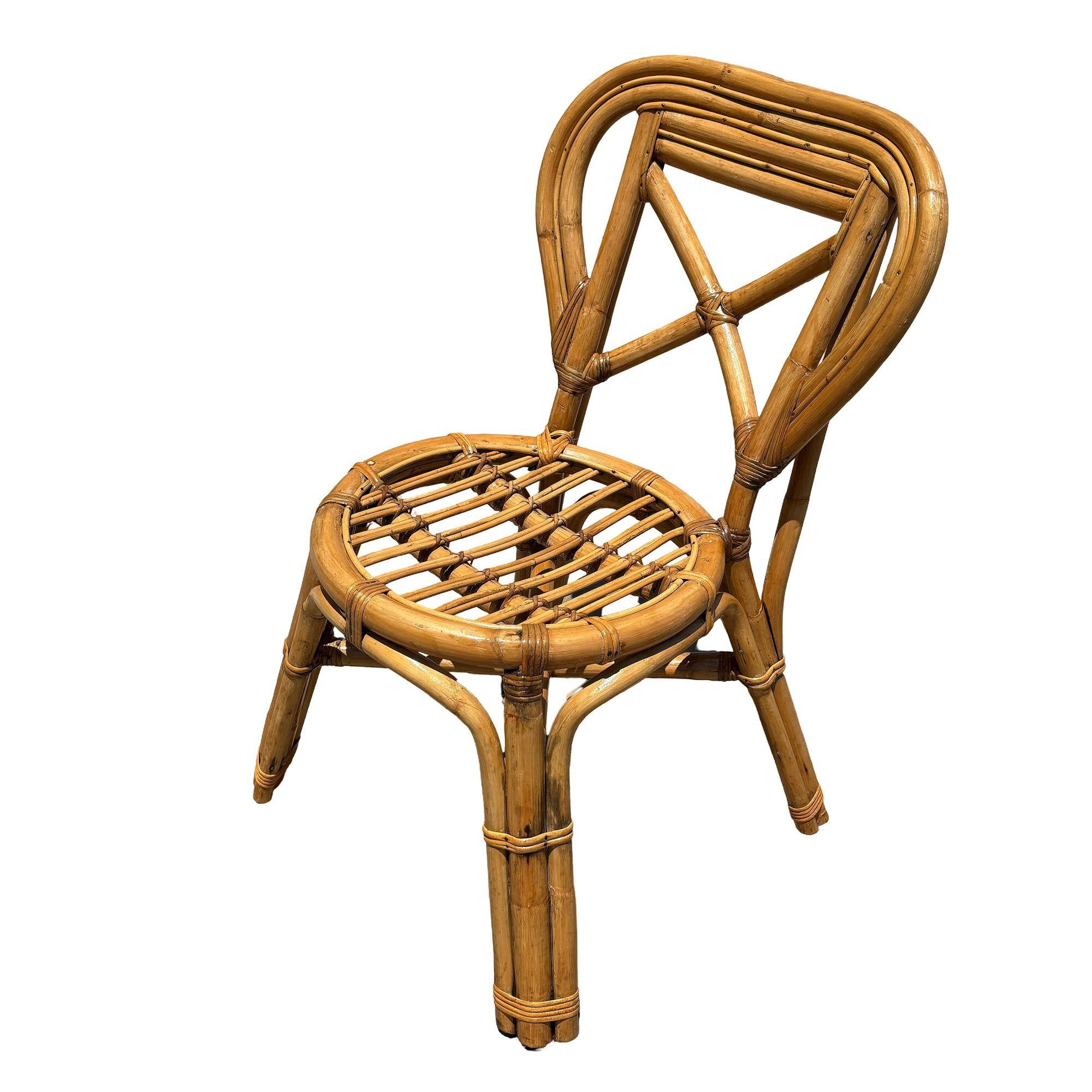 Metà XX secolo Sedie da pranzo in rattan restaurate della metà del secolo scorso con schienale a cuore in vendita