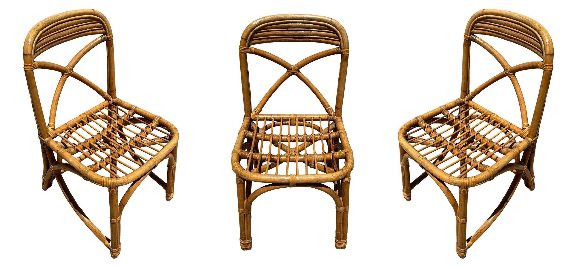 Questo set di 3 sedie da pranzo in rattan di metà secolo, splendidamente restaurato e ispirato a Paul Frankl, presenta un'elegante seduta in rattan a bastoncino e uno schienale a X. Le sedie presentano una base ad arco con lati a 