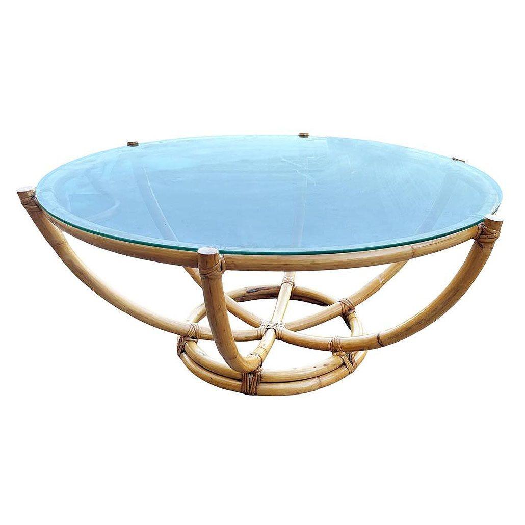 Questo tavolo in rattan splendidamente restaurato fonde lo stile modernista con il comfort moderno, grazie a un tavolino in rattan a sei poli di metà secolo con una base rotonda in rattan a due fili impilati. I sei pali in rattan si diramano