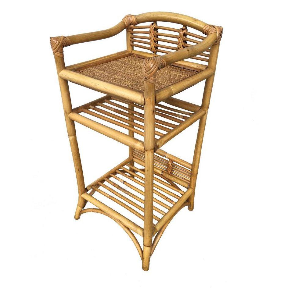 Dieses wunderschön restaurierte dreistöckige Rattan-Buchregal im Paul Frankl-Stil verfügt über eine handgeflochtene Reismattenablage oben und eine dekorative Rattan-Rückwand oben und unten, auf der ein dekoratives Objekt wie eine Vase oder eine