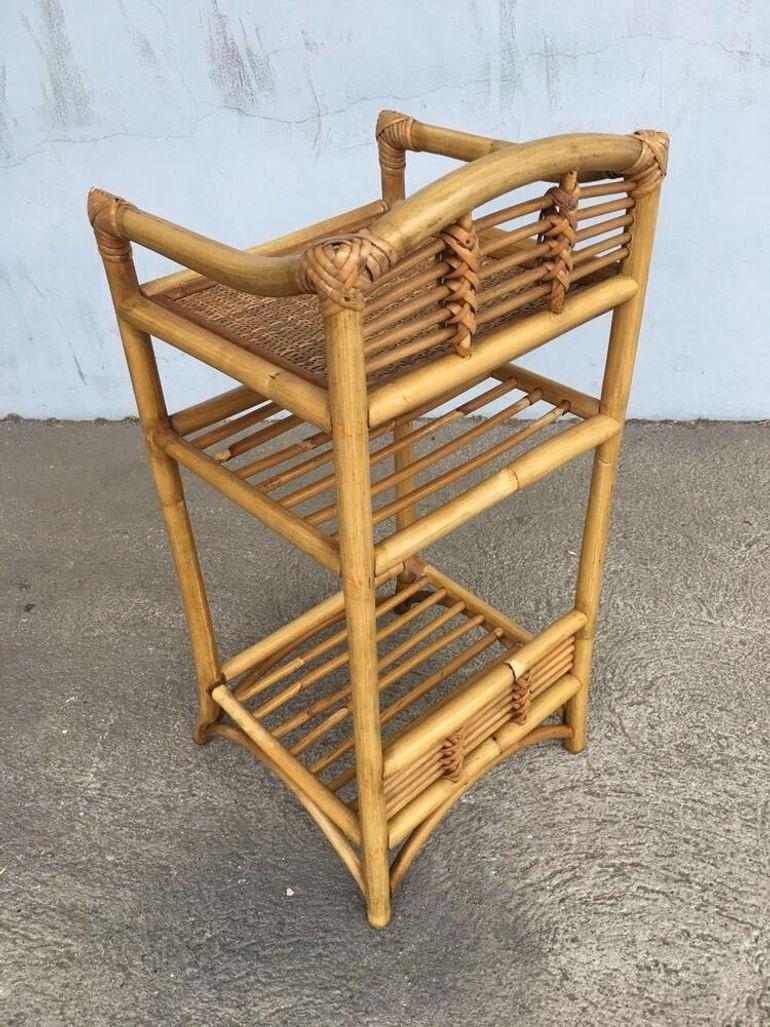 Restaurierter dreistufiger Buch-/Magazinhalter aus Rattan und Weide aus der Mitte des Jahrhunderts im Zustand „Hervorragend“ im Angebot in Van Nuys, CA