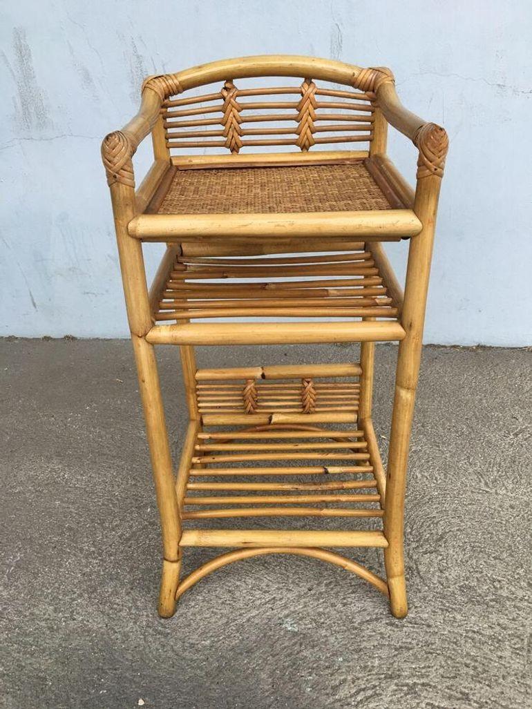 Restaurierter dreistufiger Buch-/Magazinhalter aus Rattan und Weide aus der Mitte des Jahrhunderts (Mitte des 20. Jahrhunderts) im Angebot