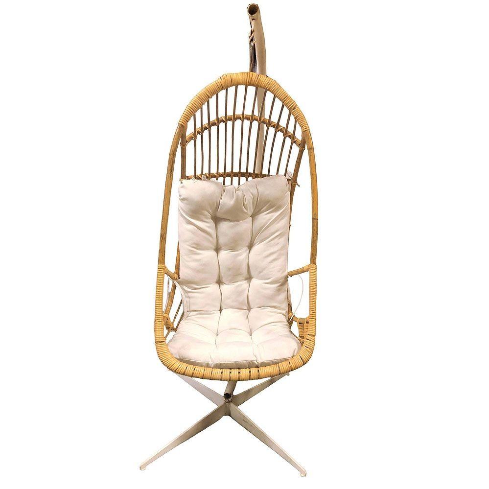 Ce fauteuil cocon suspendu en rotin magnifiquement restauré est fabriqué à partir d'un solide cadre en rotin, avec un siège en rotin à baguettes de roseau, fini avec un lourd revêtement en osier fantaisie et un arc de couronne décoratif en osier le