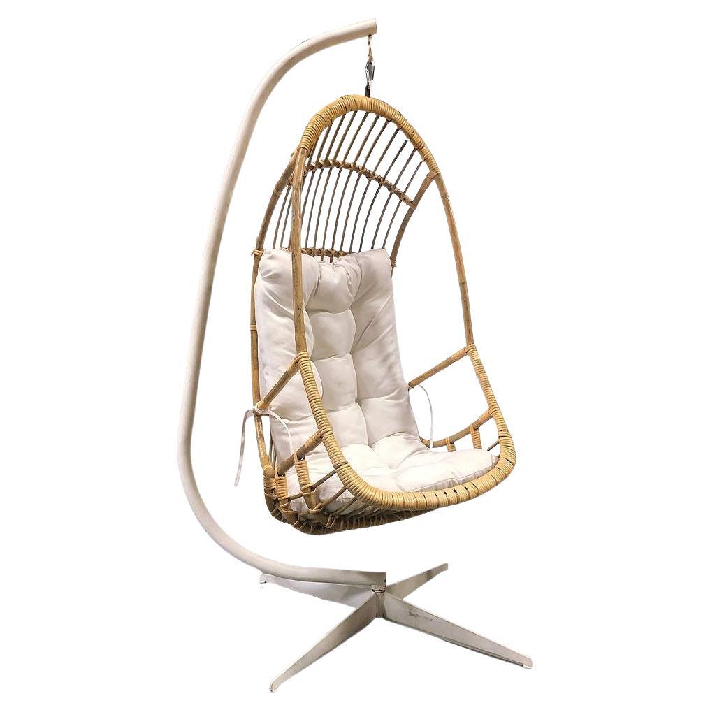 Chaise Cocoon Egg suspendue en rotin et osier du milieu du siècle restaurée avec Stand en vente