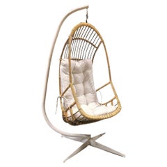 Restaurierte Mitte des Jahrhunderts Rattan & Wicker Hanging Cocoon Egg Chair w / Stand