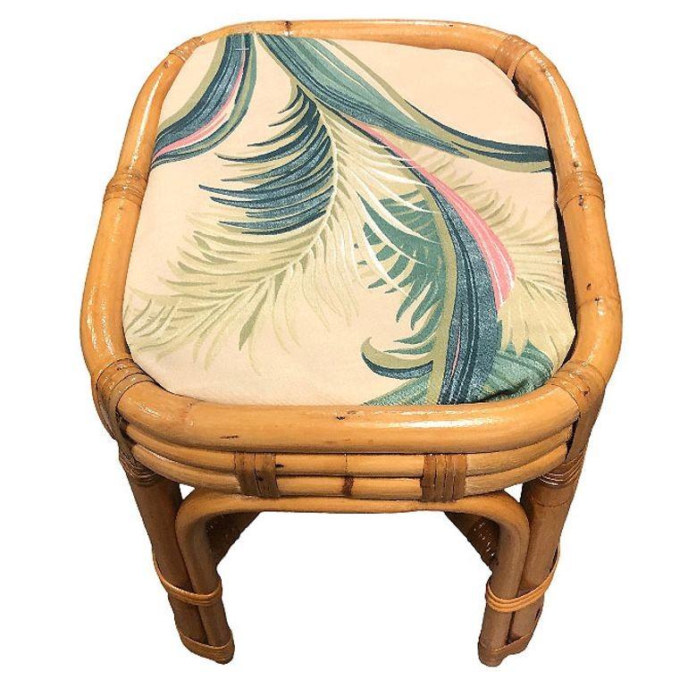 Ce magnifique tabouret de pied/lavabo en rotin d'inspiration Paul Frankl est orné d'un revêtement en tissu d'écorce imprimé de feuilles de palmier et de pieds arqués en rotin. Le tabouret présente une assise en rotin triple brin et des pieds triple