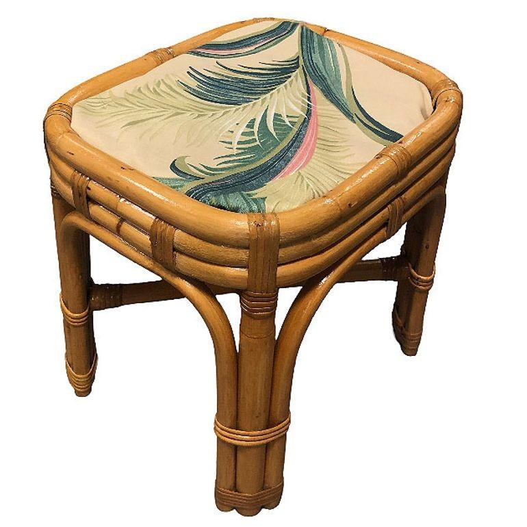 Mid-Century Modern Tabouret de coiffeuse de style mi-siècle restauré en rotin et osier arqué avec tissu palmier en vente
