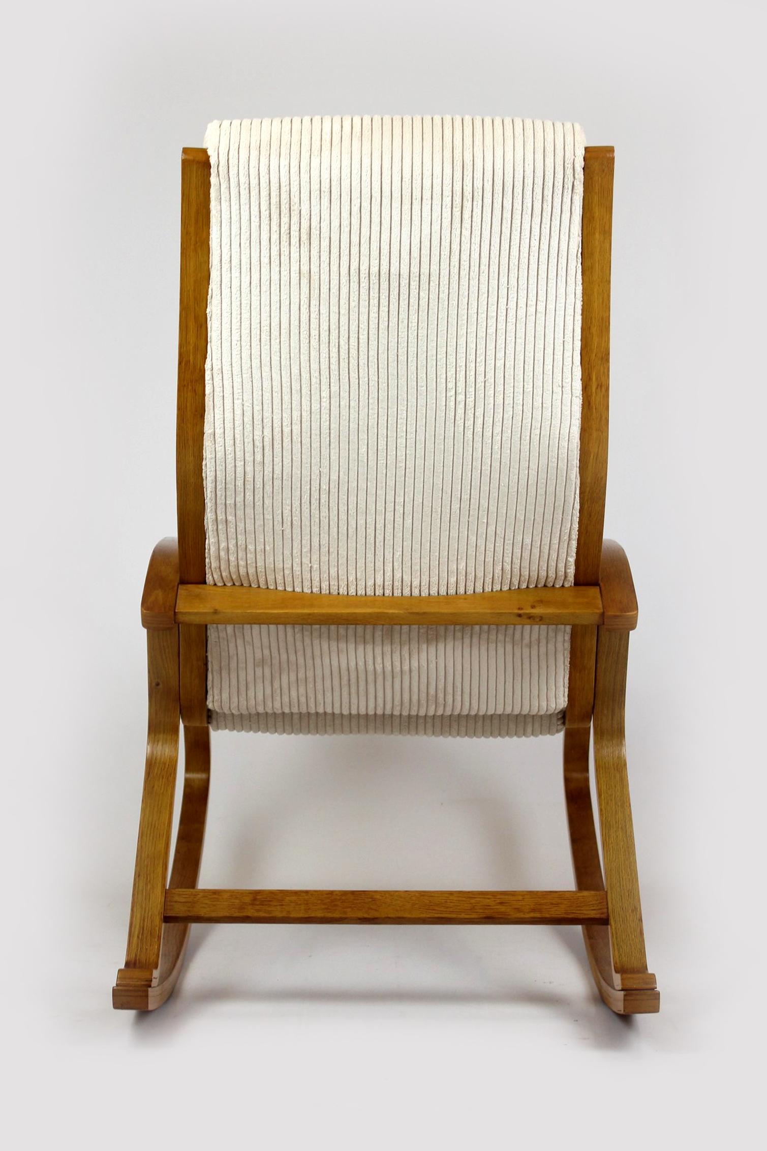 Sedia a dondolo restaurata di metà secolo di L. Volak per Drevopodnik Holesov, anni '60 in vendita 7
