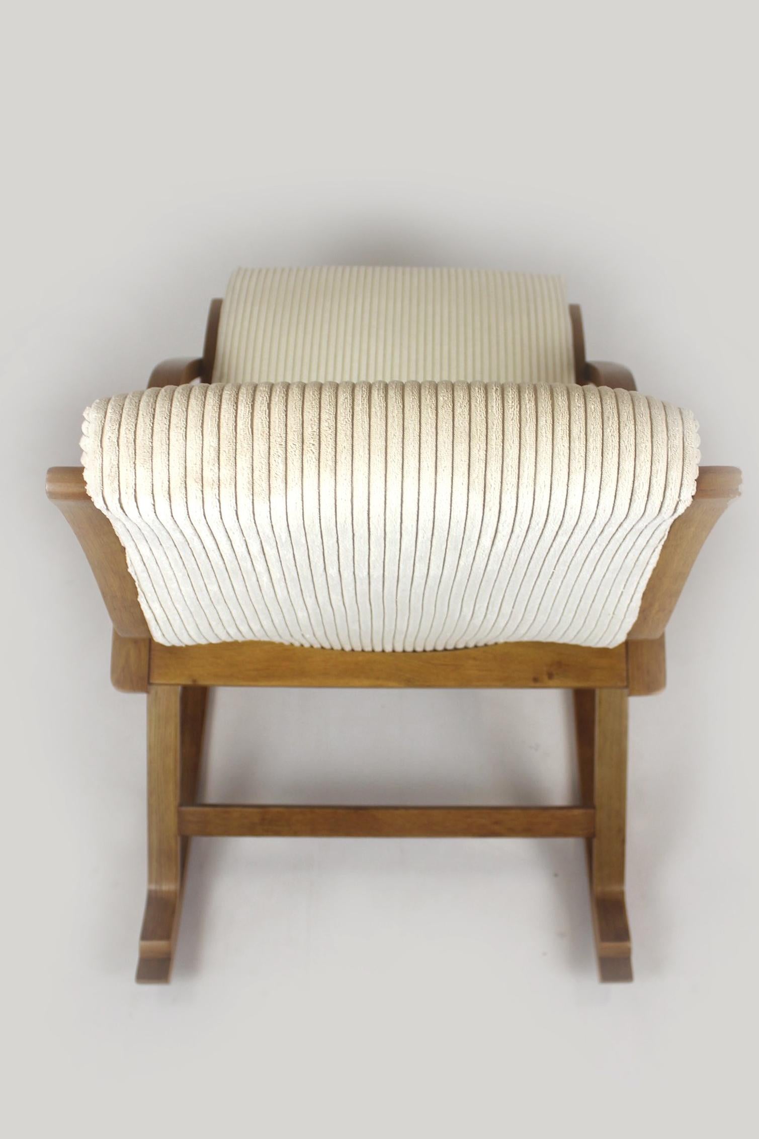 Sedia a dondolo restaurata di metà secolo di L. Volak per Drevopodnik Holesov, anni '60 in vendita 9