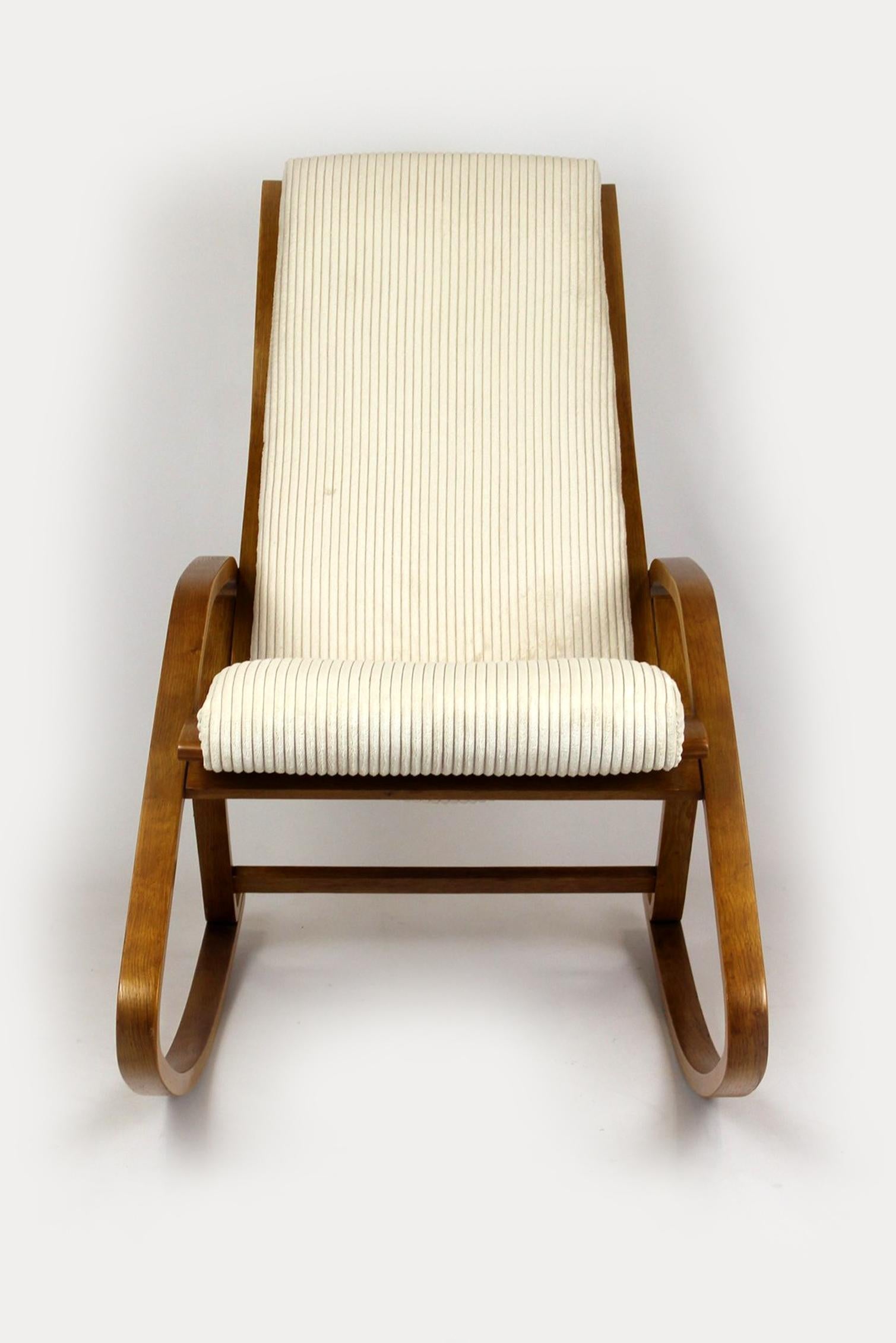 Mid-Century moderno Sedia a dondolo restaurata di metà secolo di L. Volak per Drevopodnik Holesov, anni '60 in vendita