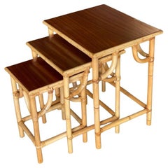 Set di 3 tavolini nidificanti in rattan restaurati del metà del secolo scorso con piano in mogano