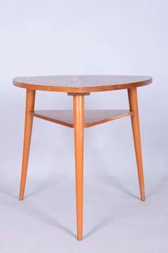 Petite table en bois restaurée du milieu du siècle, par Český Nábytek-NP Jičín, tchèque, années 1950
