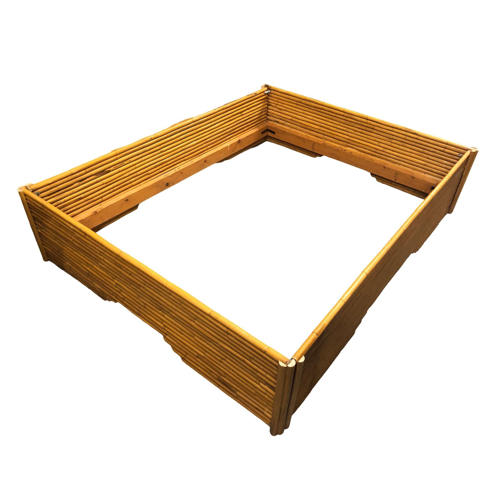 Questa cornice per letto matrimoniale/intero in rattan impilato di ispirazione Paul Frankl, splendidamente restaurata, presenta una base in rattan stratificato composta da una base impilata a 17 fili con ritagli impilati. Il letto combina un design
