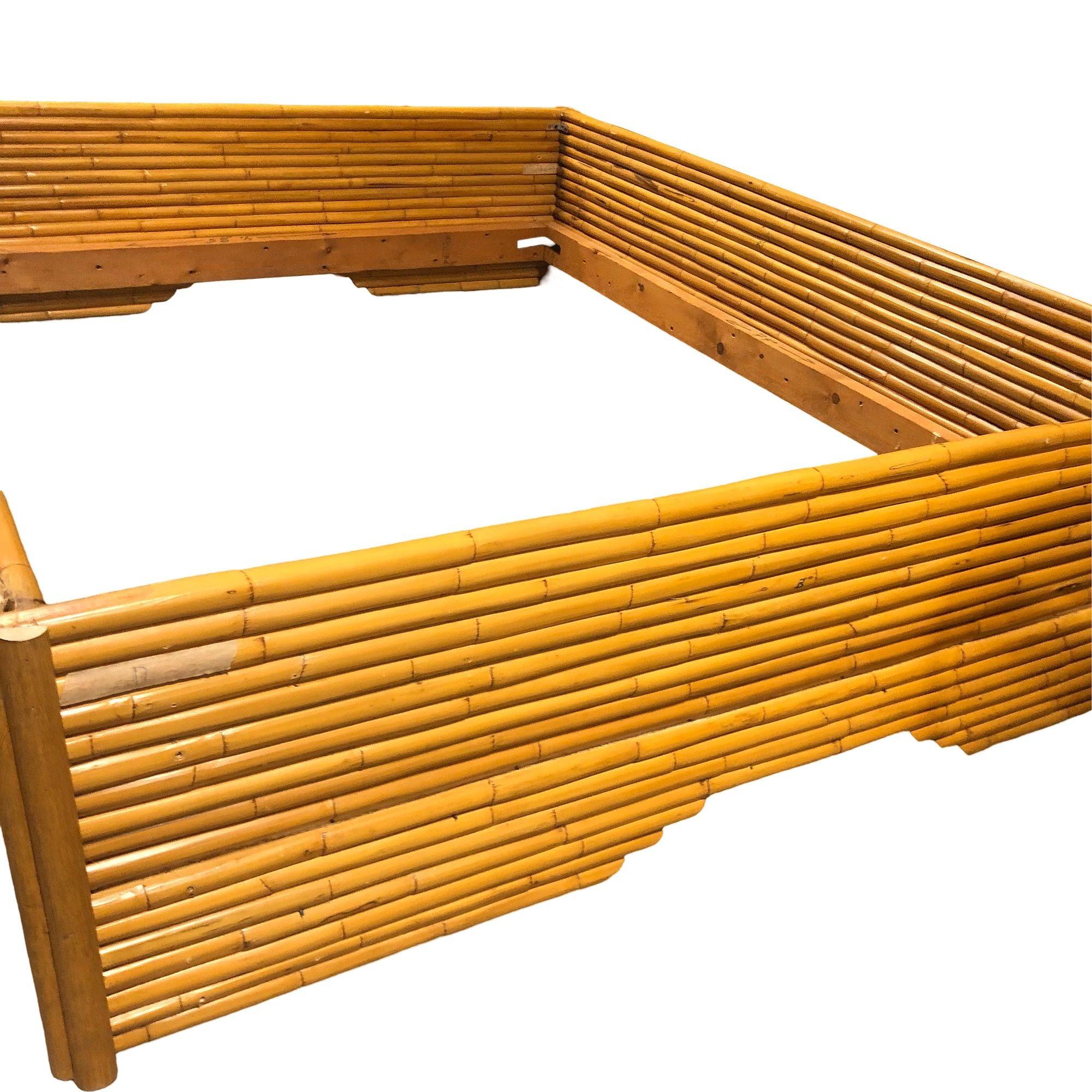 Mid-Century moderno Telaio del letto completo in rattan impilato restaurato della metà del secolo scorso in vendita